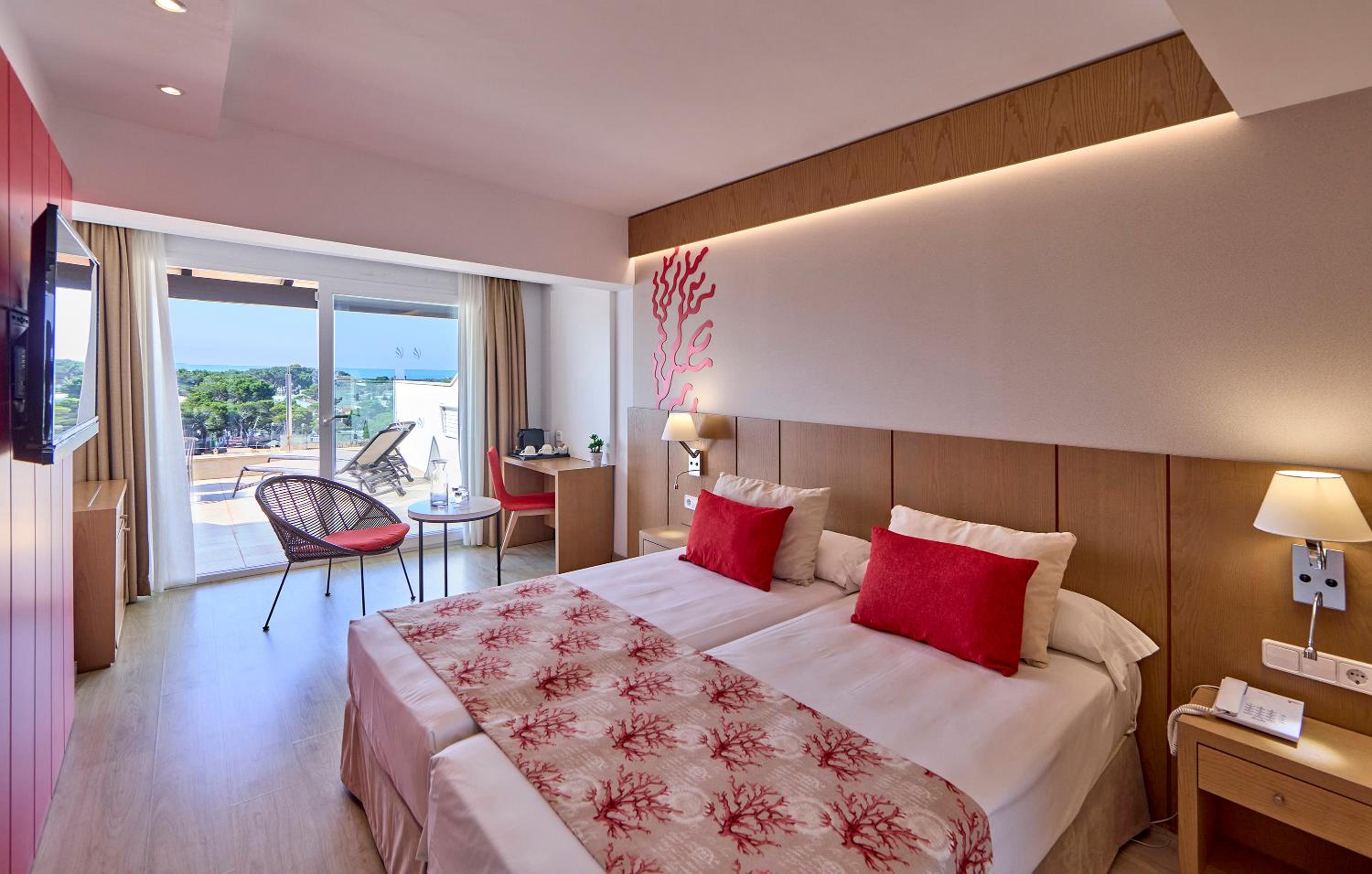 Superior Room with Terrace and Side Sea Views. thumbnail 5