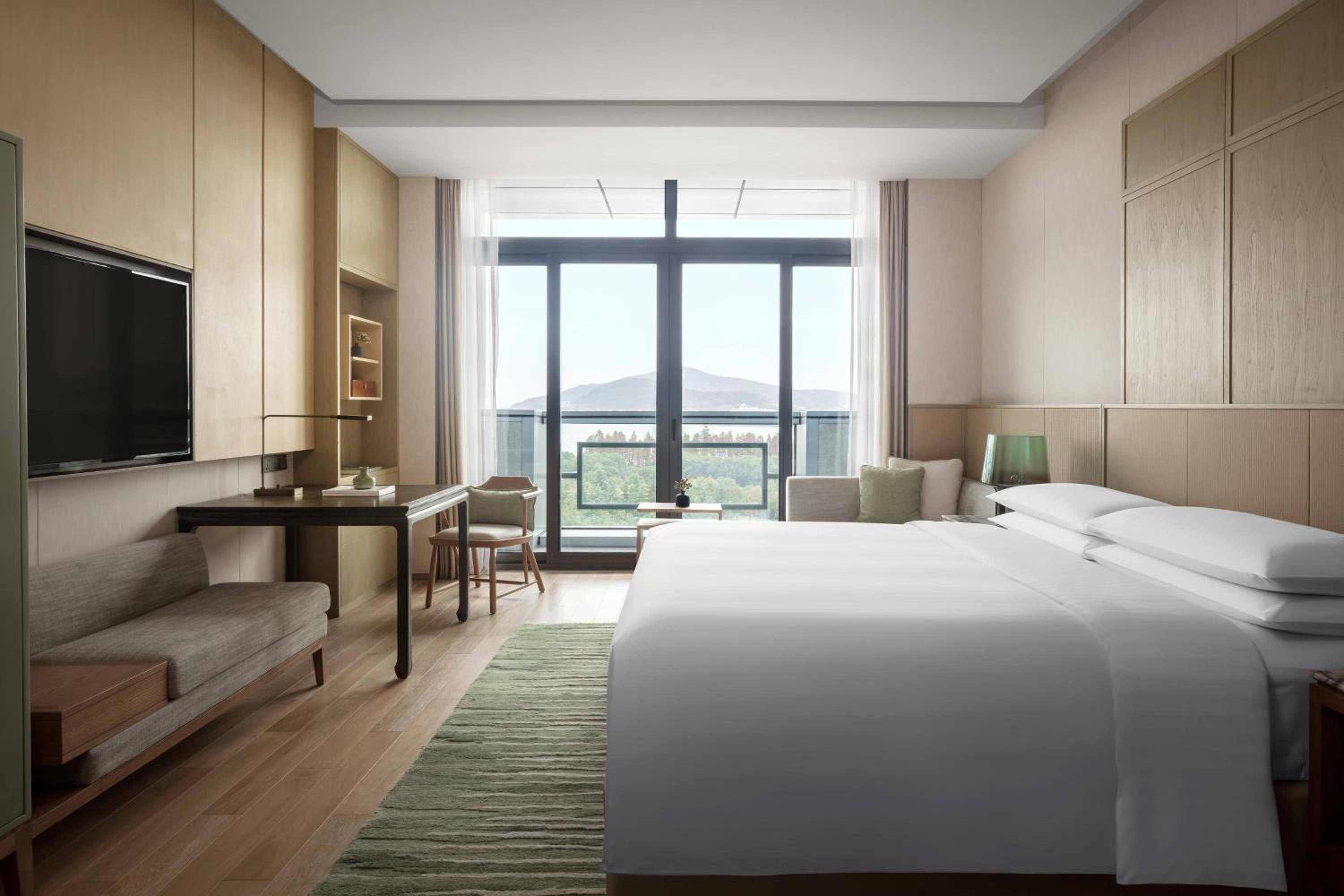 Premier King Room with Lake View photo 3