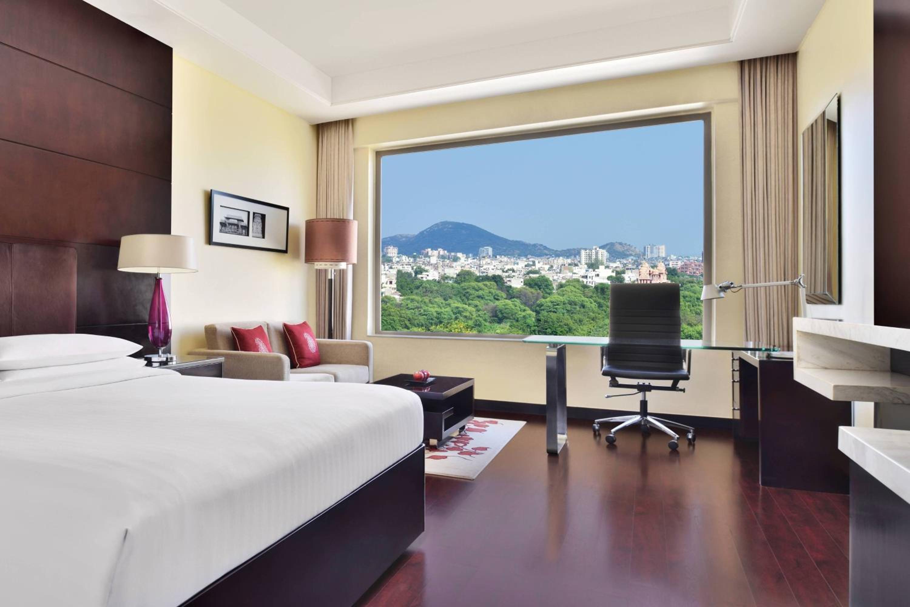  Deluxe King with Bath Tub, City View, INR 1000 hotel Credit per stay on spa, food and soft beverages (non-cumulative), B1G1 on selected beer brands during 4PM-6PM at Lounge18, Happy hours at Jaipur Baking Company during 7PM-9PM - Photo 1