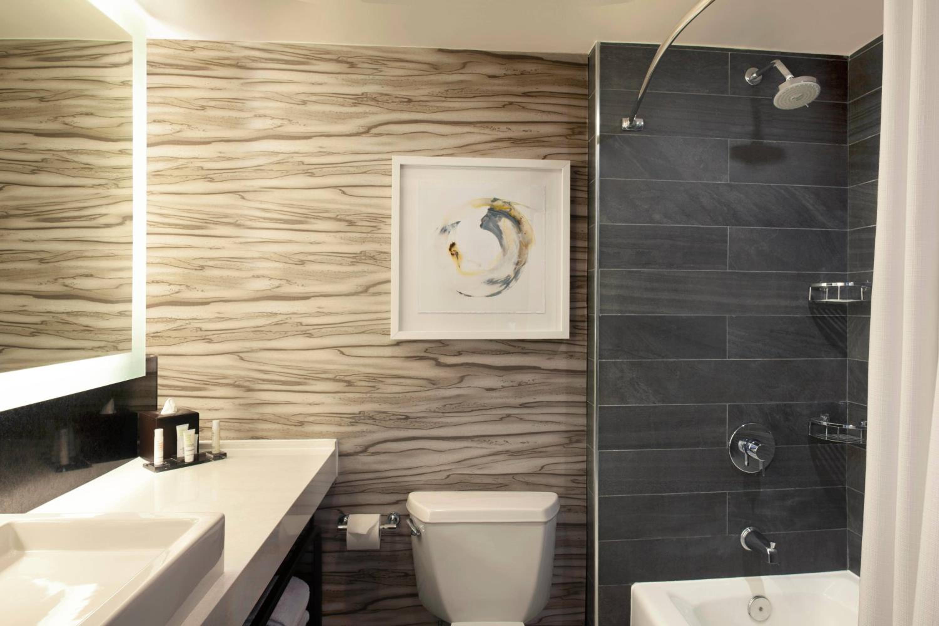 Guest Room with Two Double Beds - Concierge Lounge Access - Photo 6