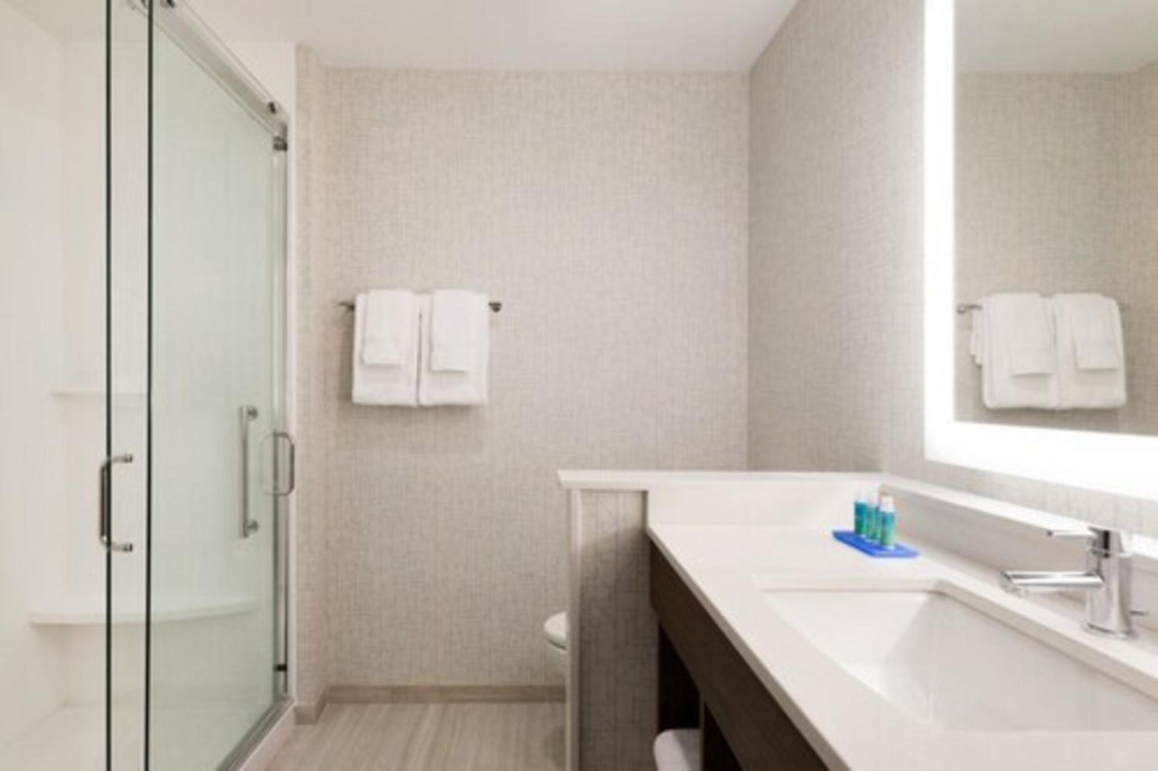 Queen Room with Two Queen Beds - Hearing Accessible photo 3