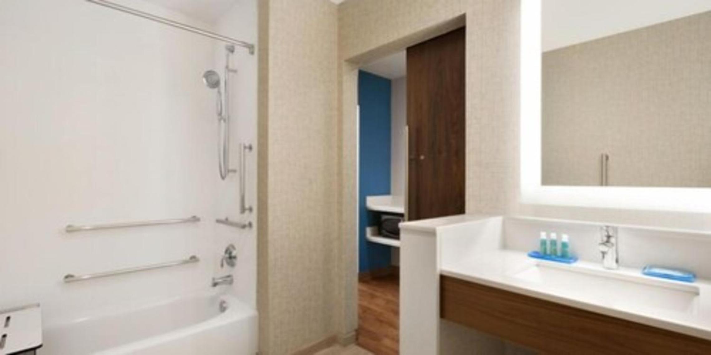 Queen Room with Two Queen Beds - Hearing Accessible photo 2
