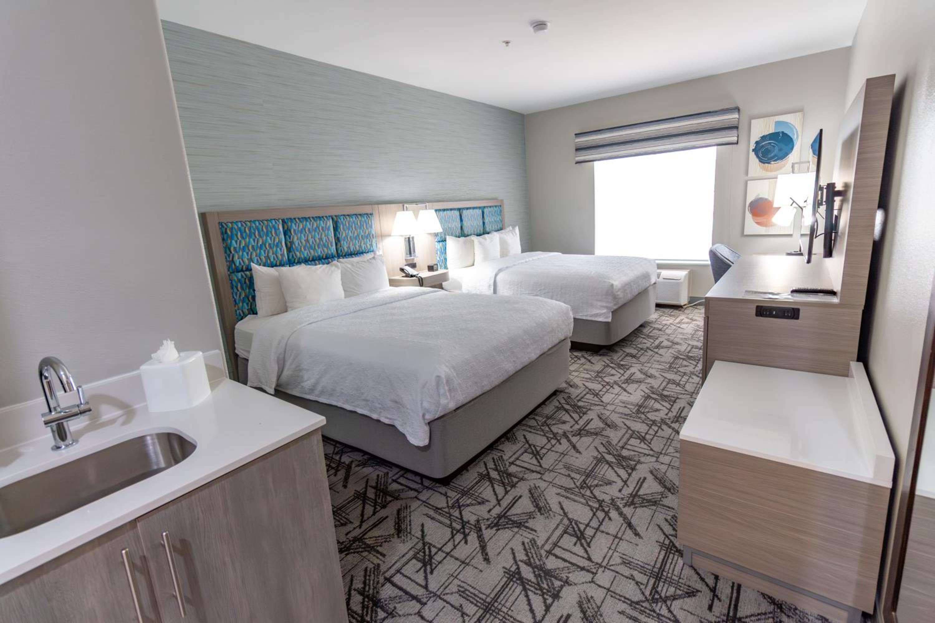 Queen Room with Two Queen Beds - Non-Smoking - Photo 4