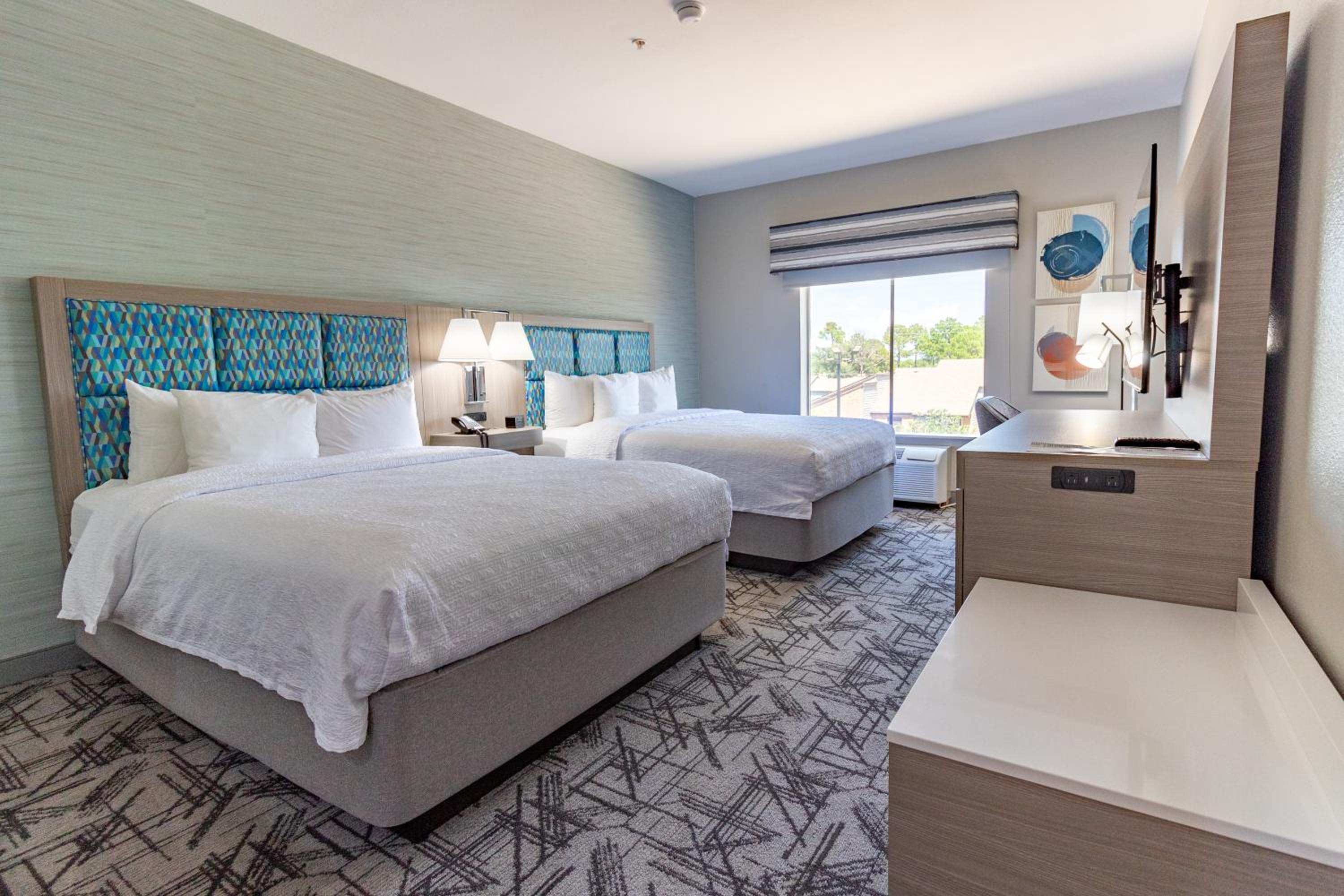 Queen Room with Two Queen Beds - Non-Smoking - Photo 3