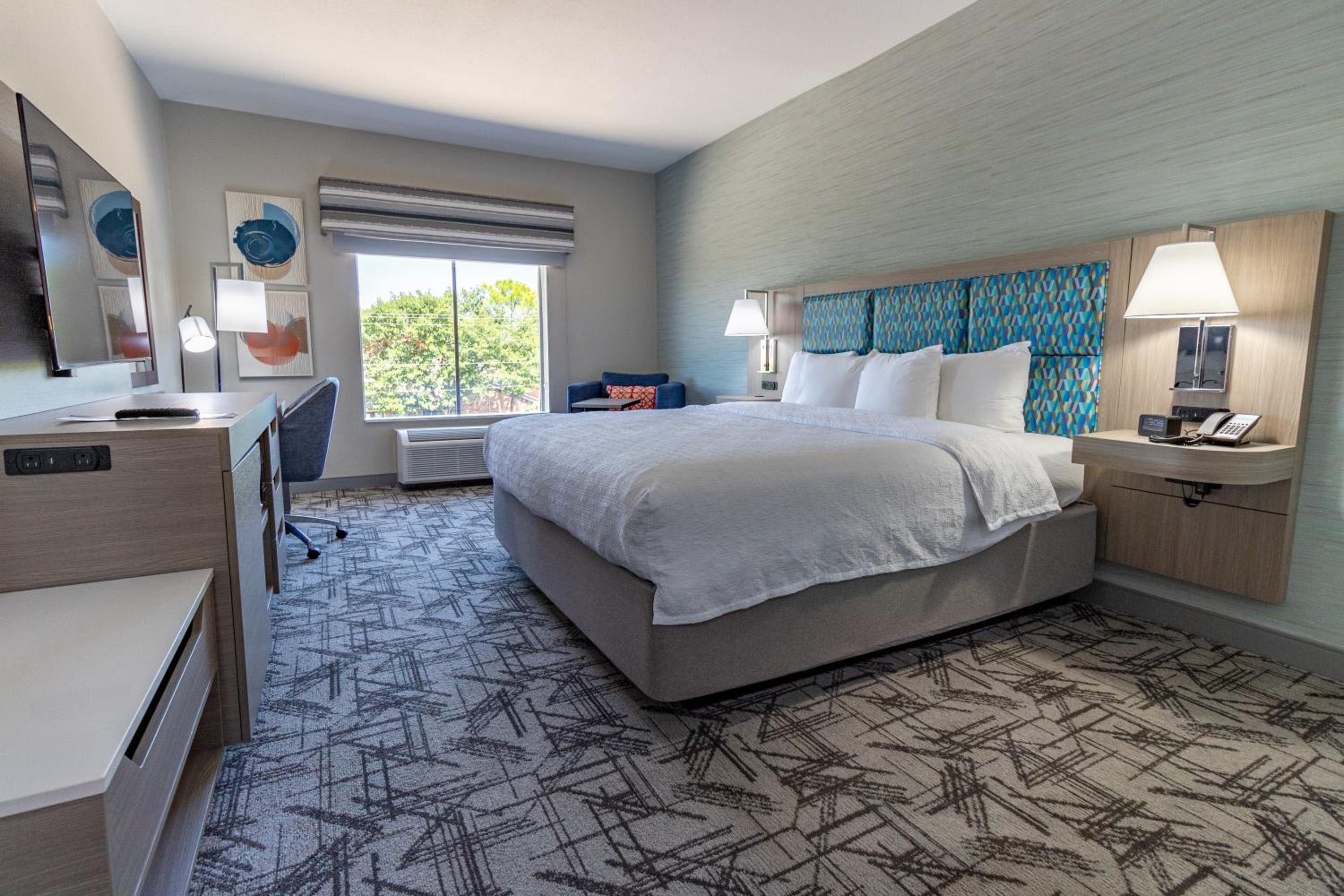 Premium King Room - Non-Smoking - Photo 4