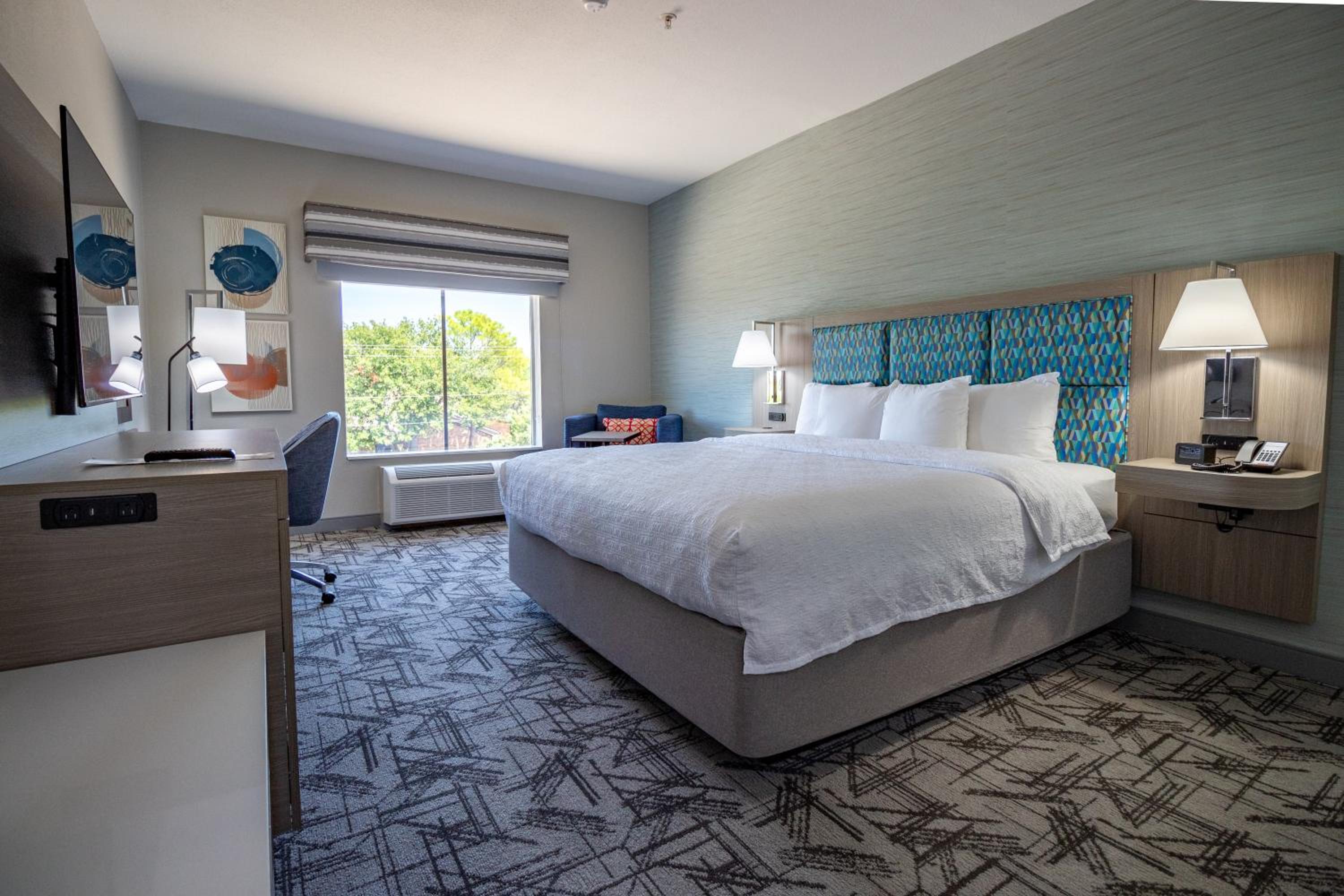 Premium King Room - Non-Smoking - Photo 3