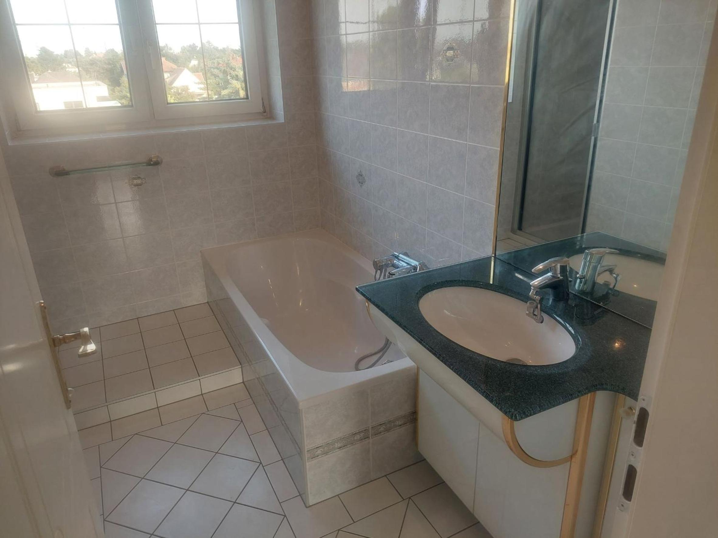 Three-Bedroom Apartment with View photo 2