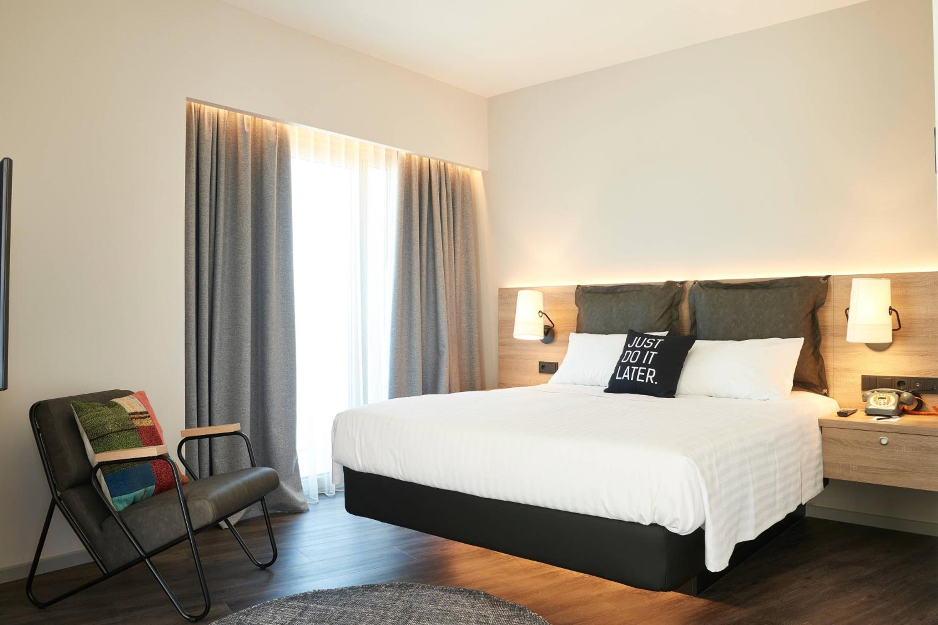 Moxy Queen Pool View, Guest room, 1 Queen, Pool view