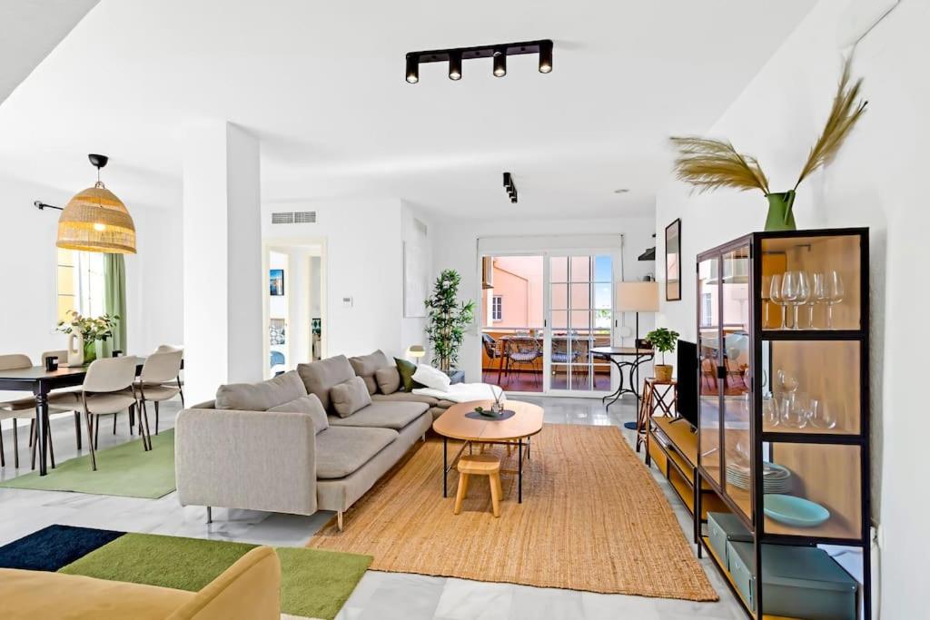 Apartamento de tres habitaciones con balcón