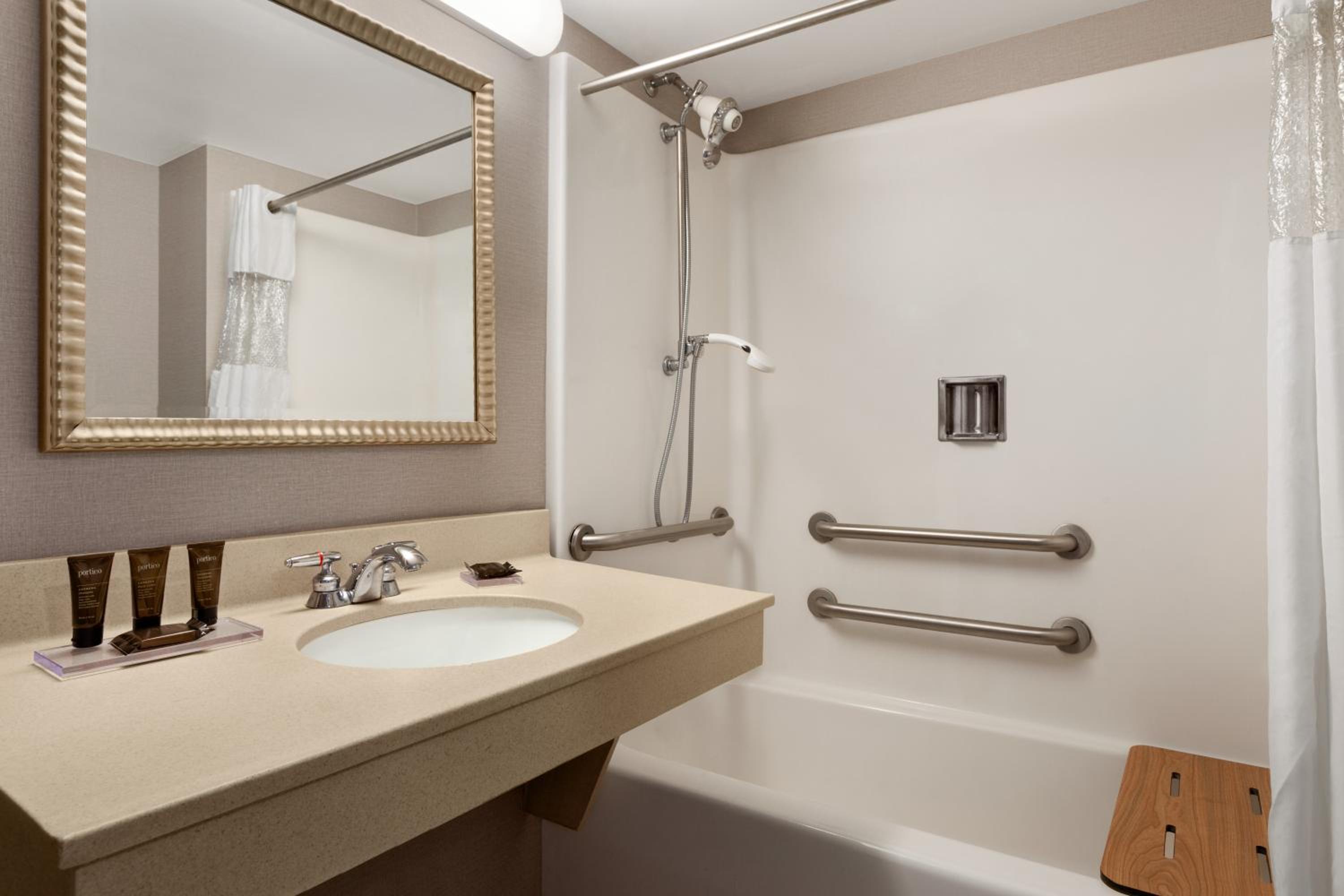 Queen Room with Two Queen Beds and Bath Tub - Mobility Accessible/Non-Smoking - Photo 4