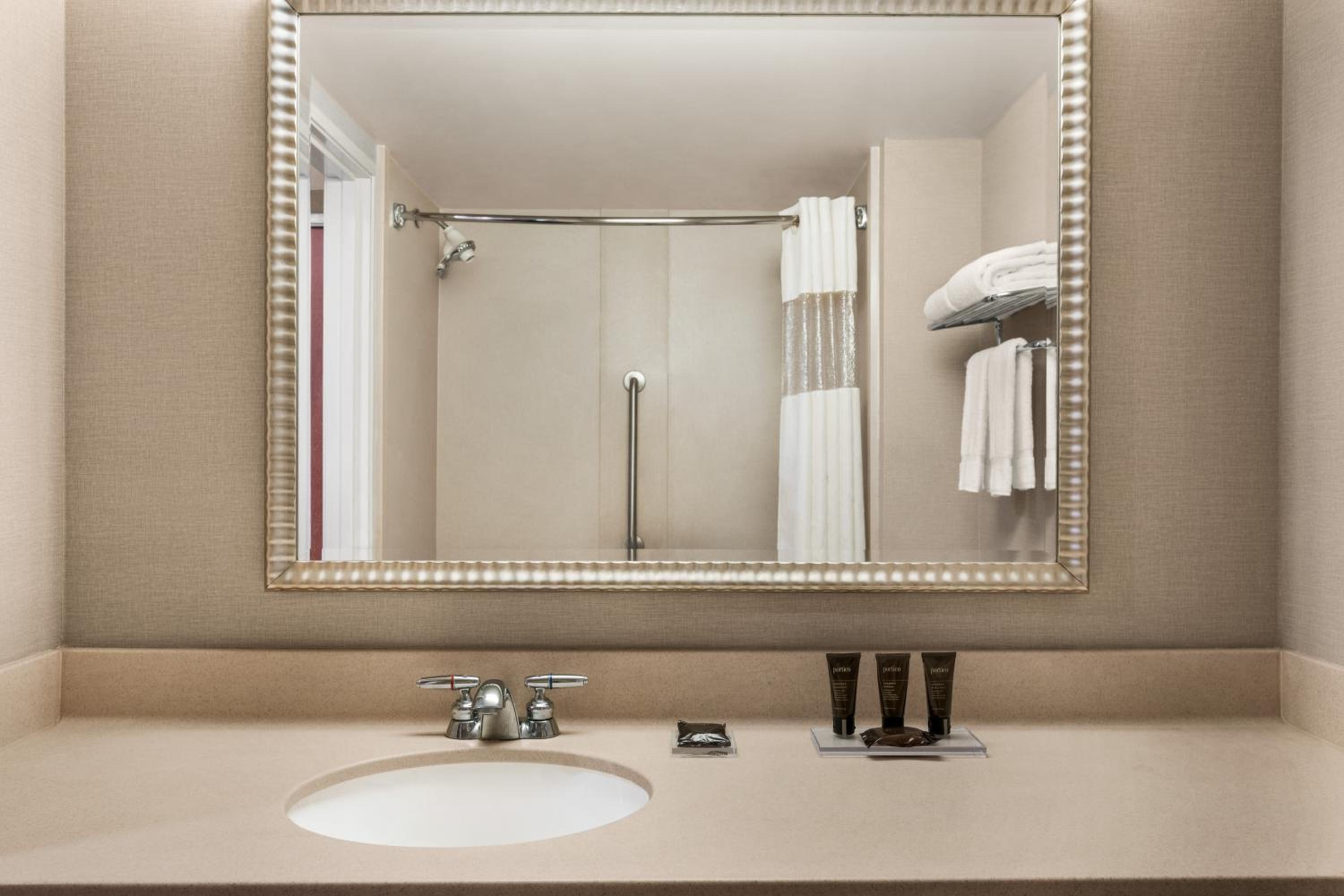 King Room - Non-Smoking - Photo 6