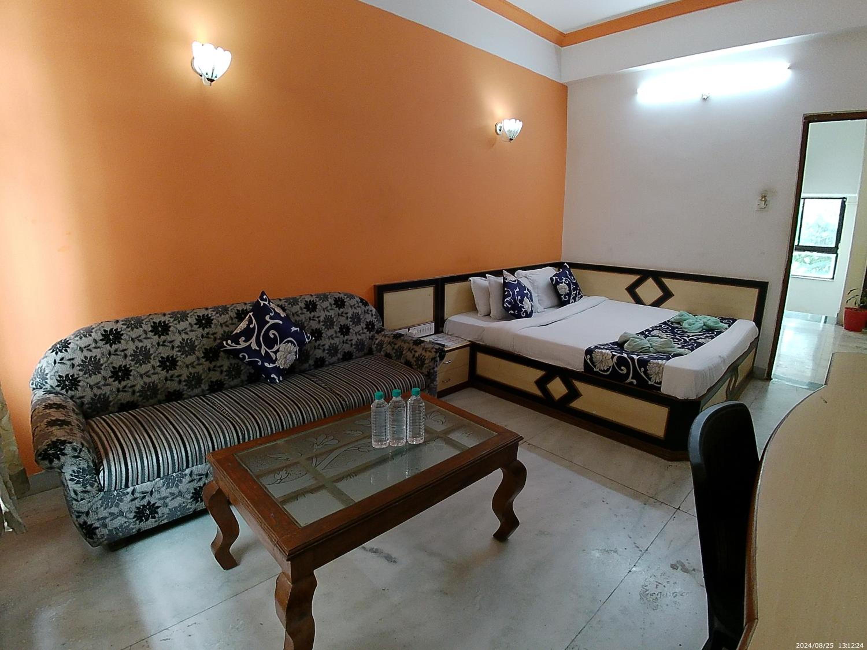 Deluxe Double Room Newly Renovated- Free pick and drop to Shirdi Railway Station - Photo 12