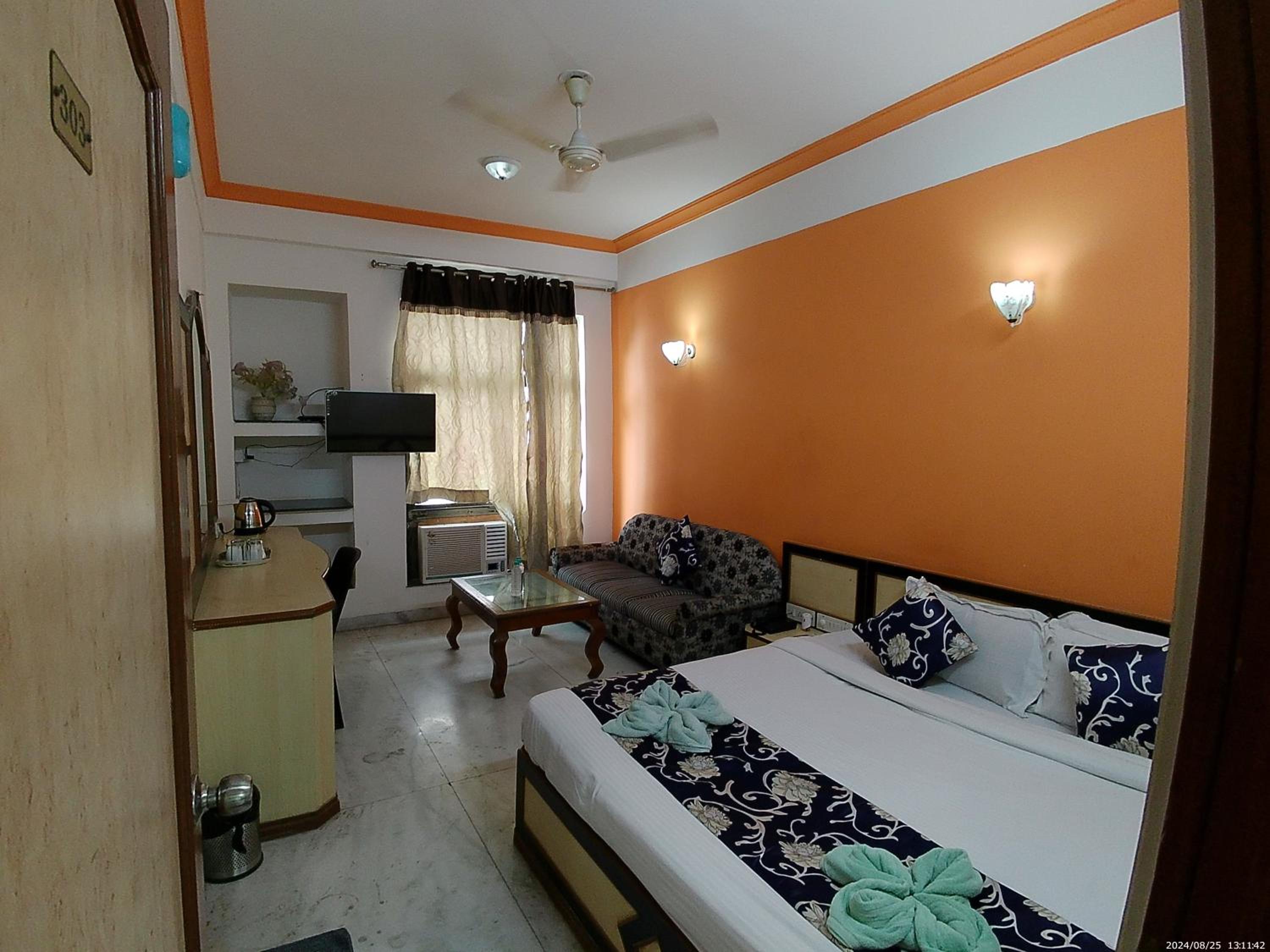 Deluxe Double Room Newly Renovated- Free pick and drop to Shirdi Railway Station - Photo 10