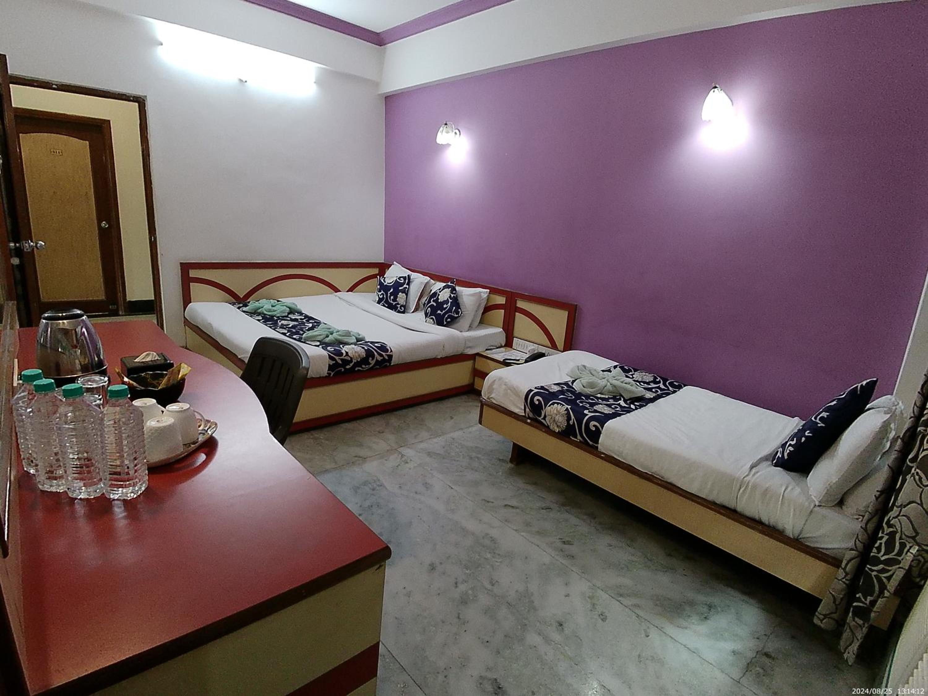 Deluxe Triple Room Newly Renovated- - Free pick and drop to Shirdi Railway Station - Photo 8