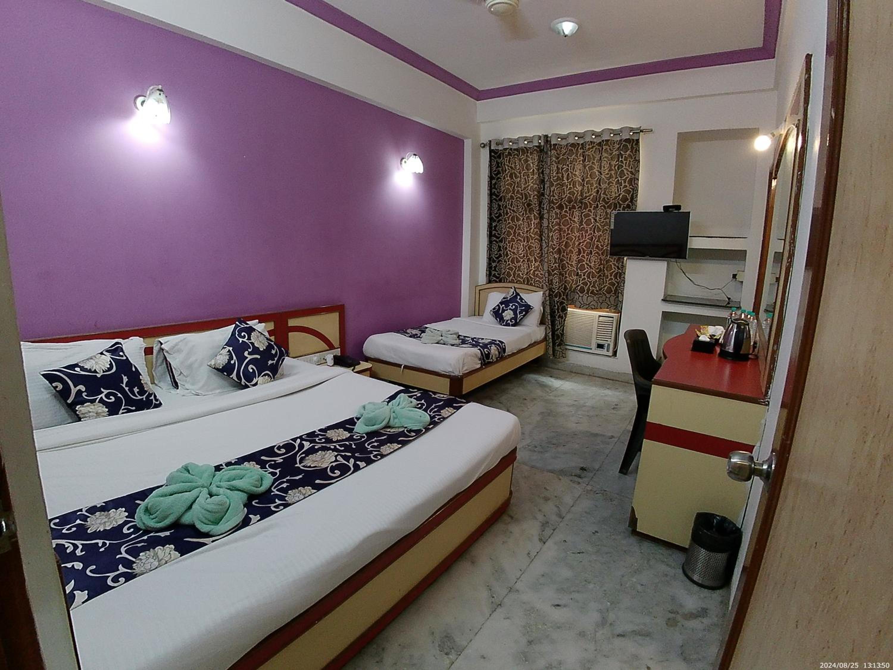Deluxe Triple Room Newly Renovated- - Free pick and drop to Shirdi Railway Station - Photo 13