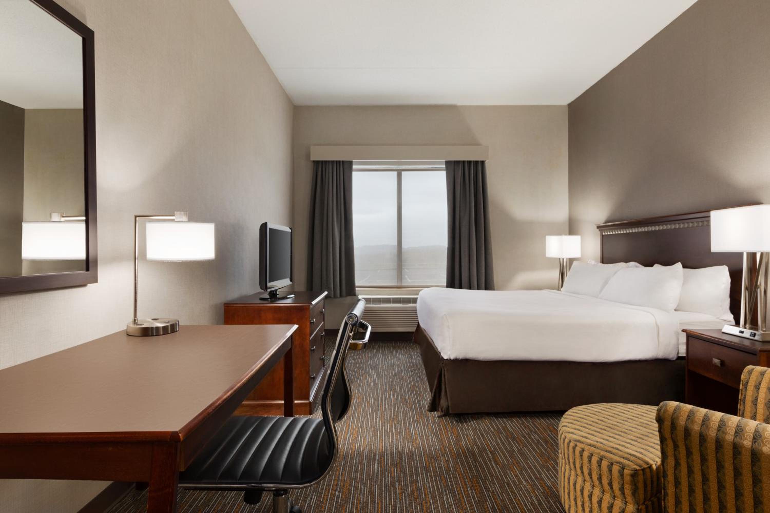 King Room with Roll-In Shower - Mobility/Hearing Accessible - Non-Smoking - Photo 3