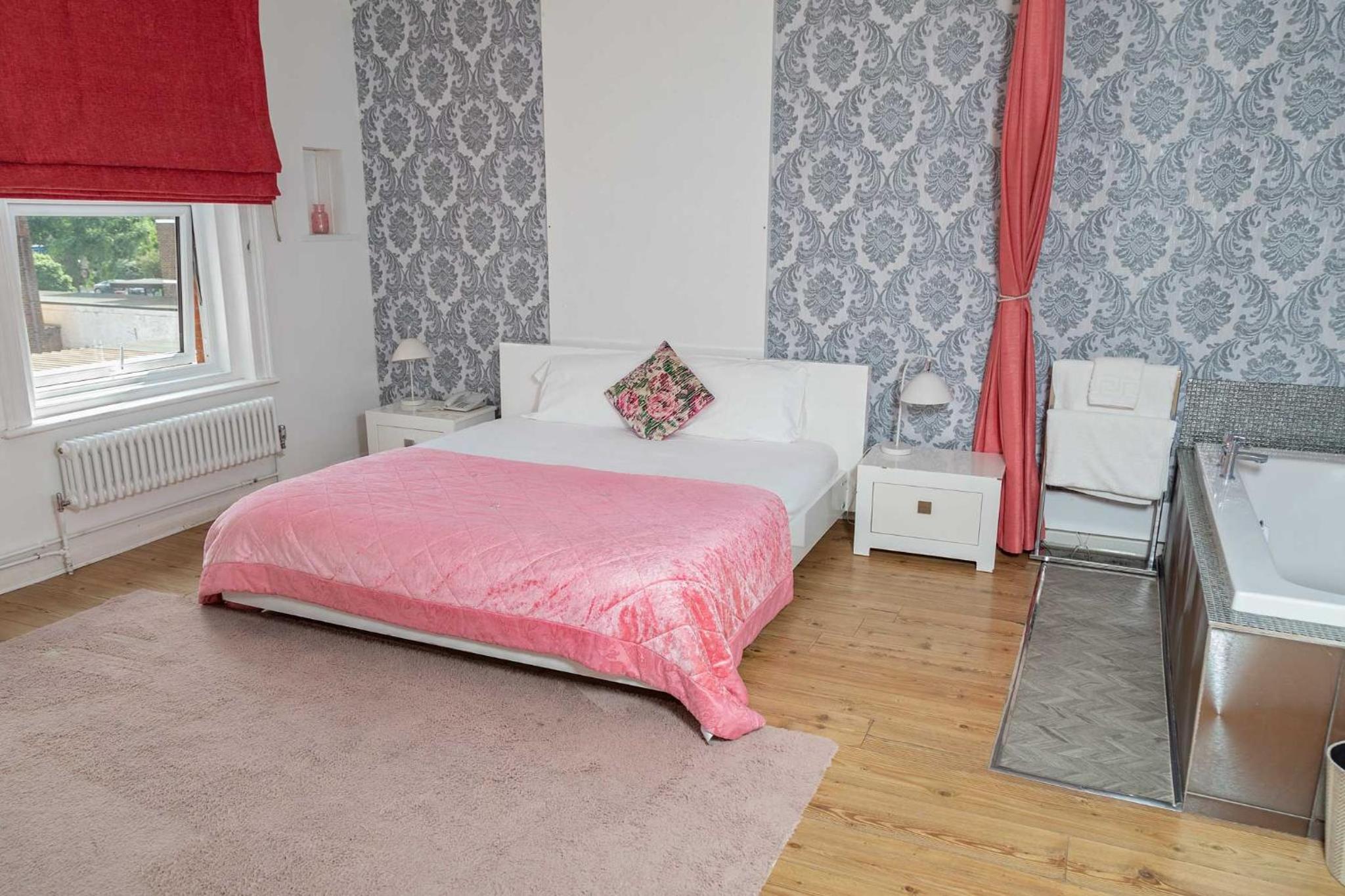 Luxury Double Room With Jacuzzi Bath - Photo 20