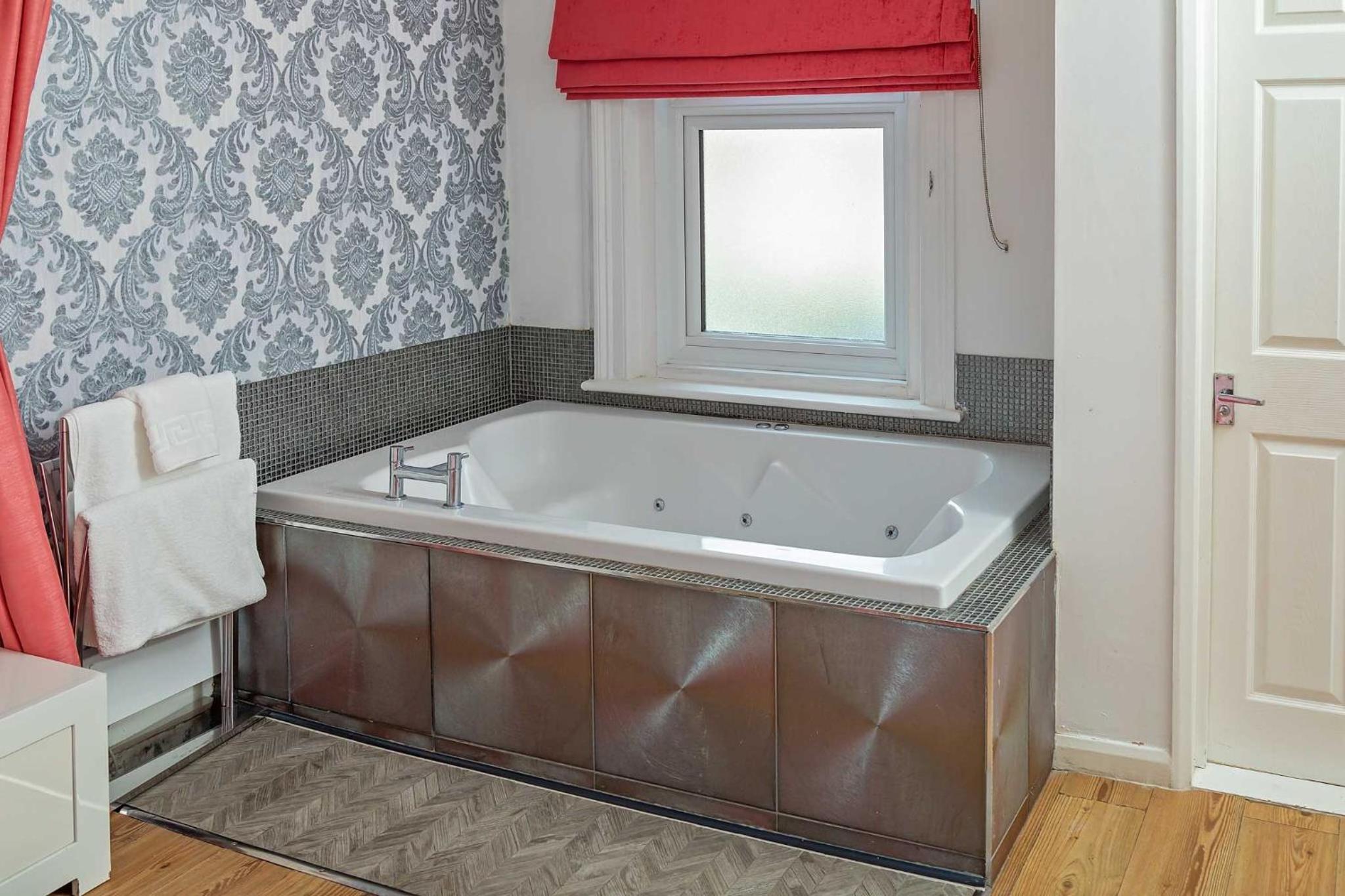 Luxury Double Room With Jacuzzi Bath - Photo 22