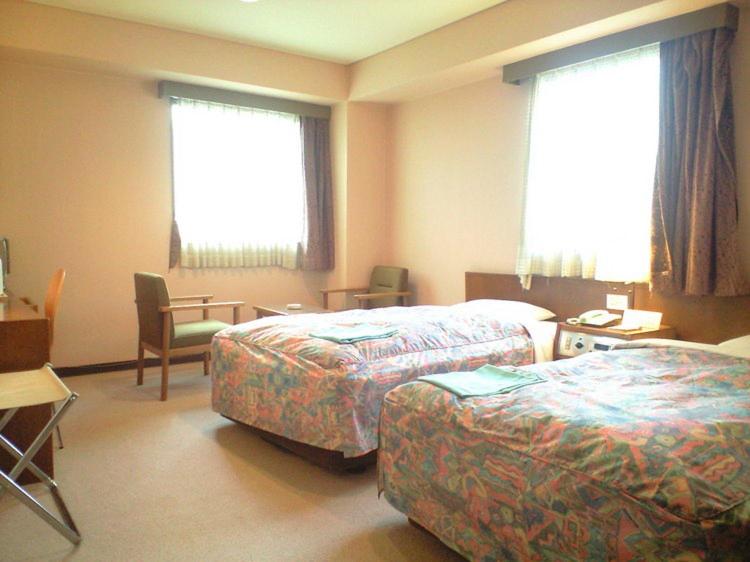 Twin Room with Extra Bed - Smoking photo 1