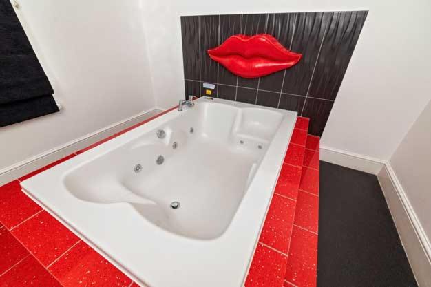 Luxury Double Room With Jacuzzi Bath - Photo 34