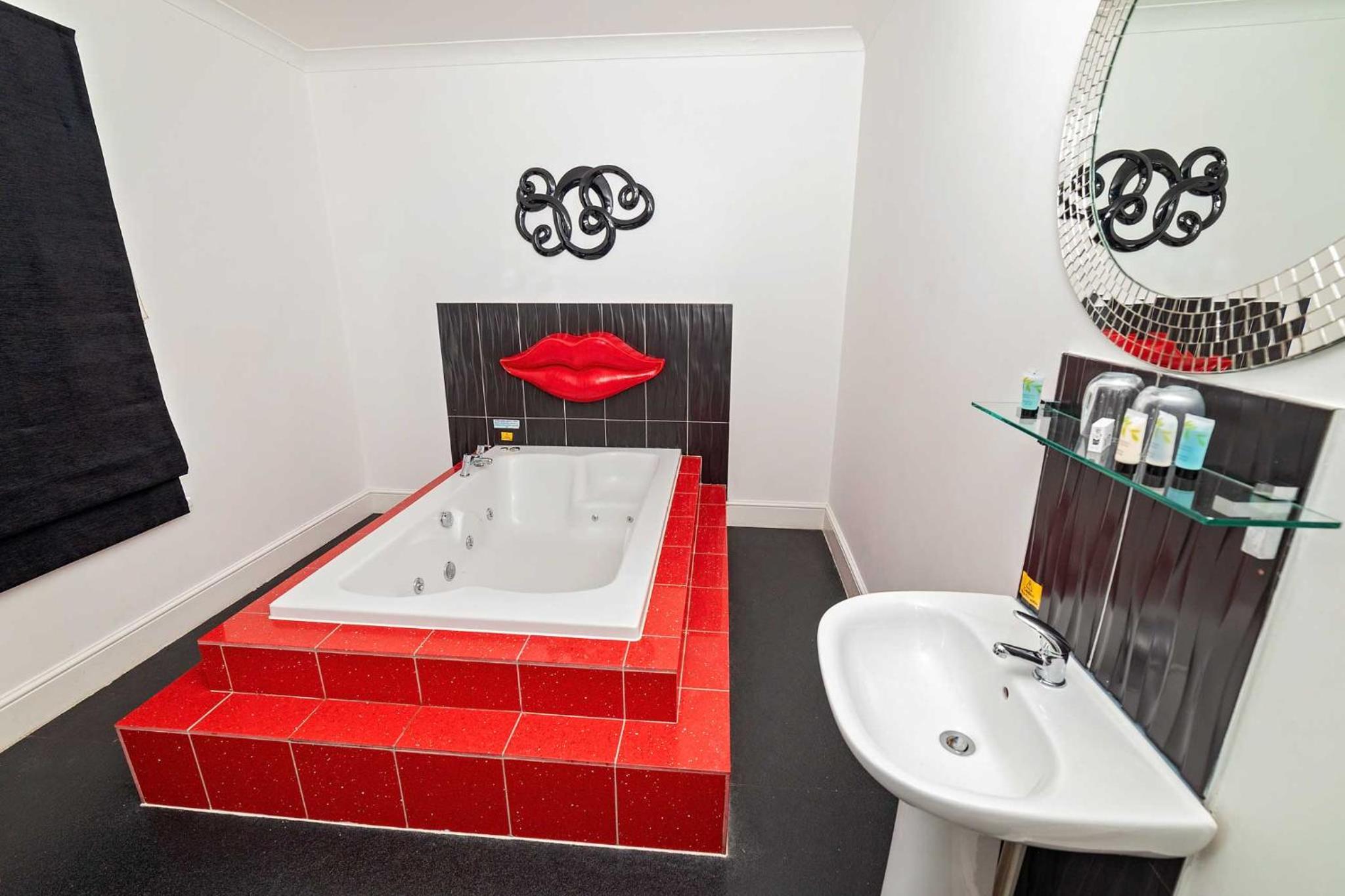 Luxury Double Room With Jacuzzi Bath - Photo 31