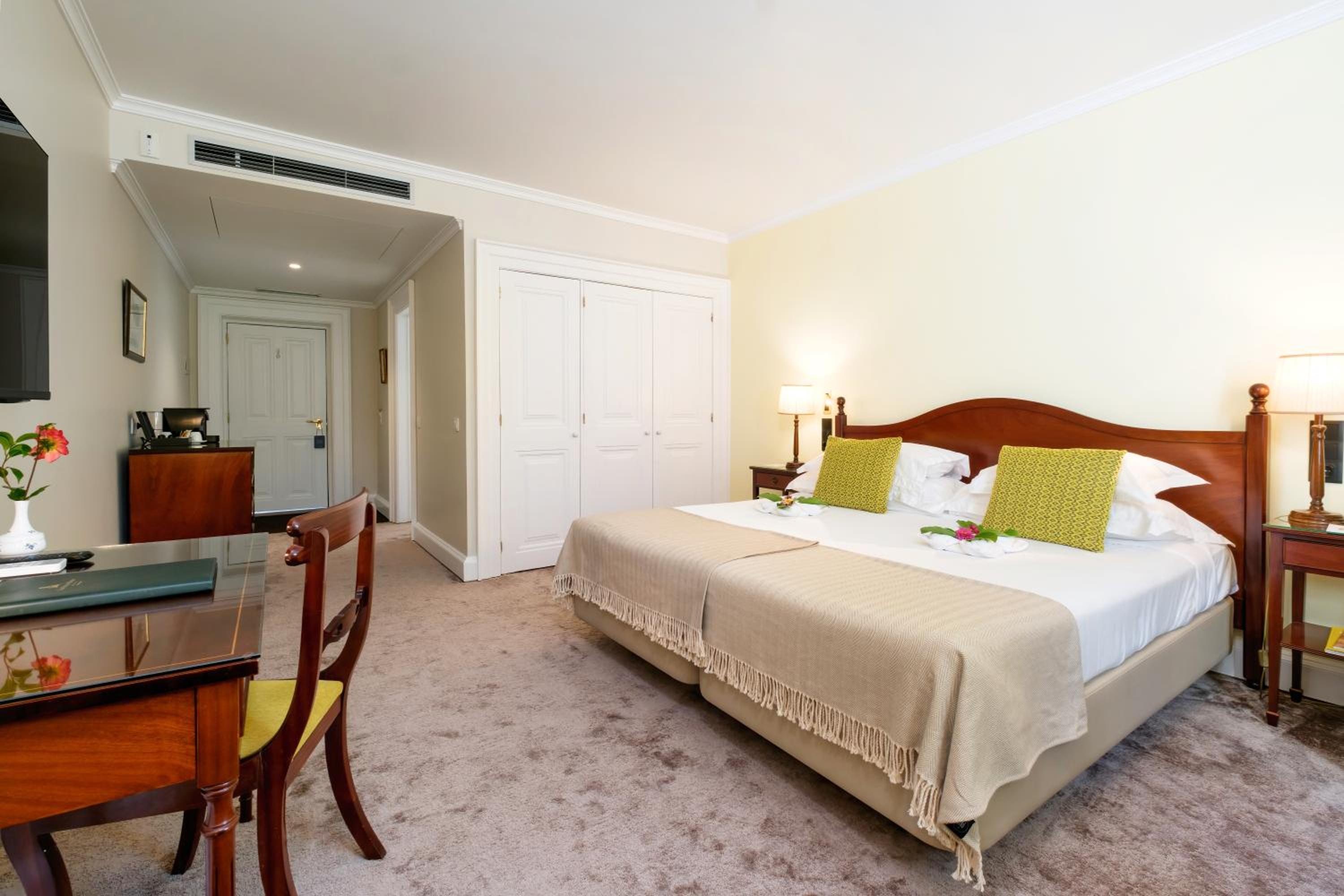 Double or Twin Room with Garden View - Photo 4