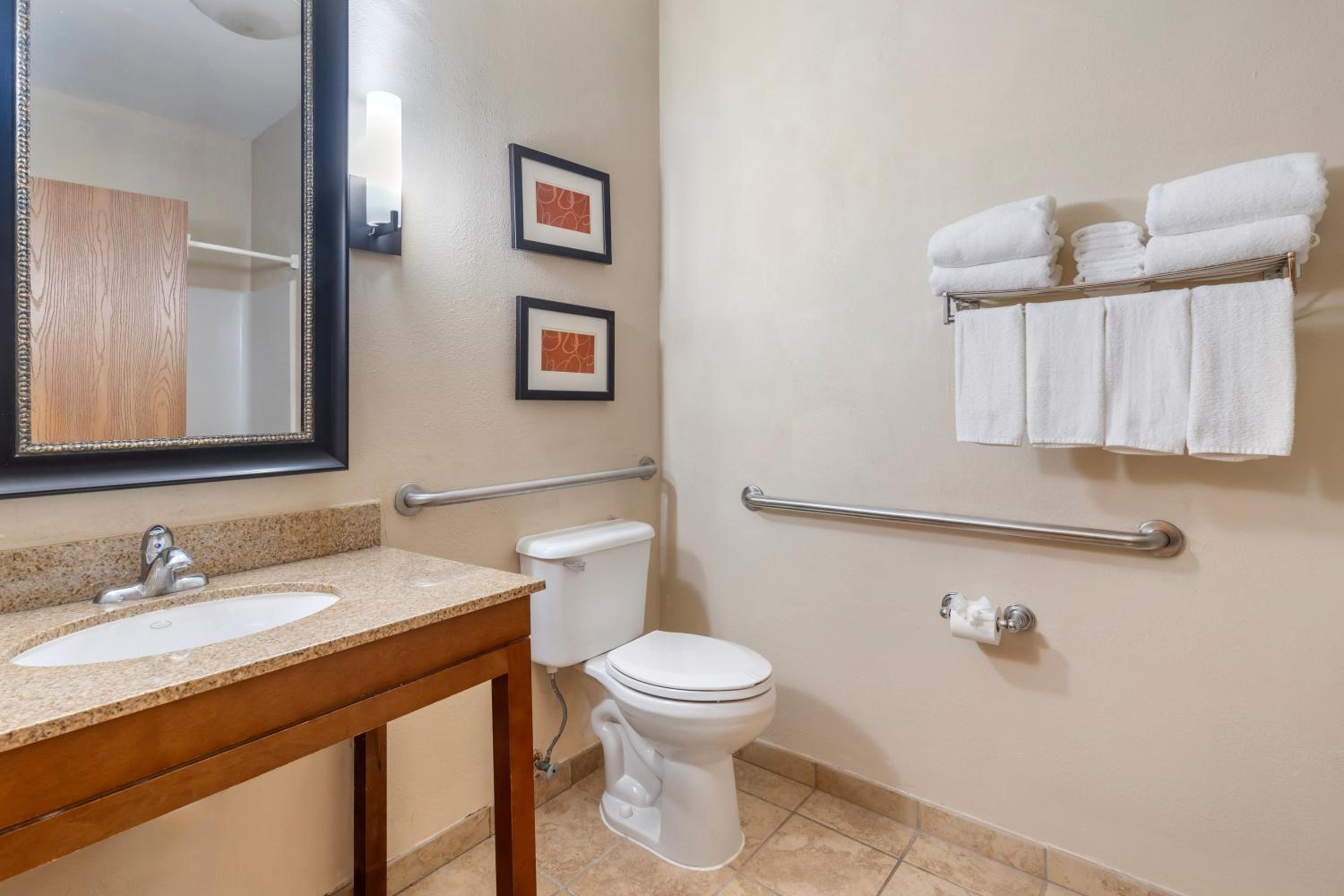 King Suite with  Roll-in-Shower - Accessible/Non-Smoking photo 3