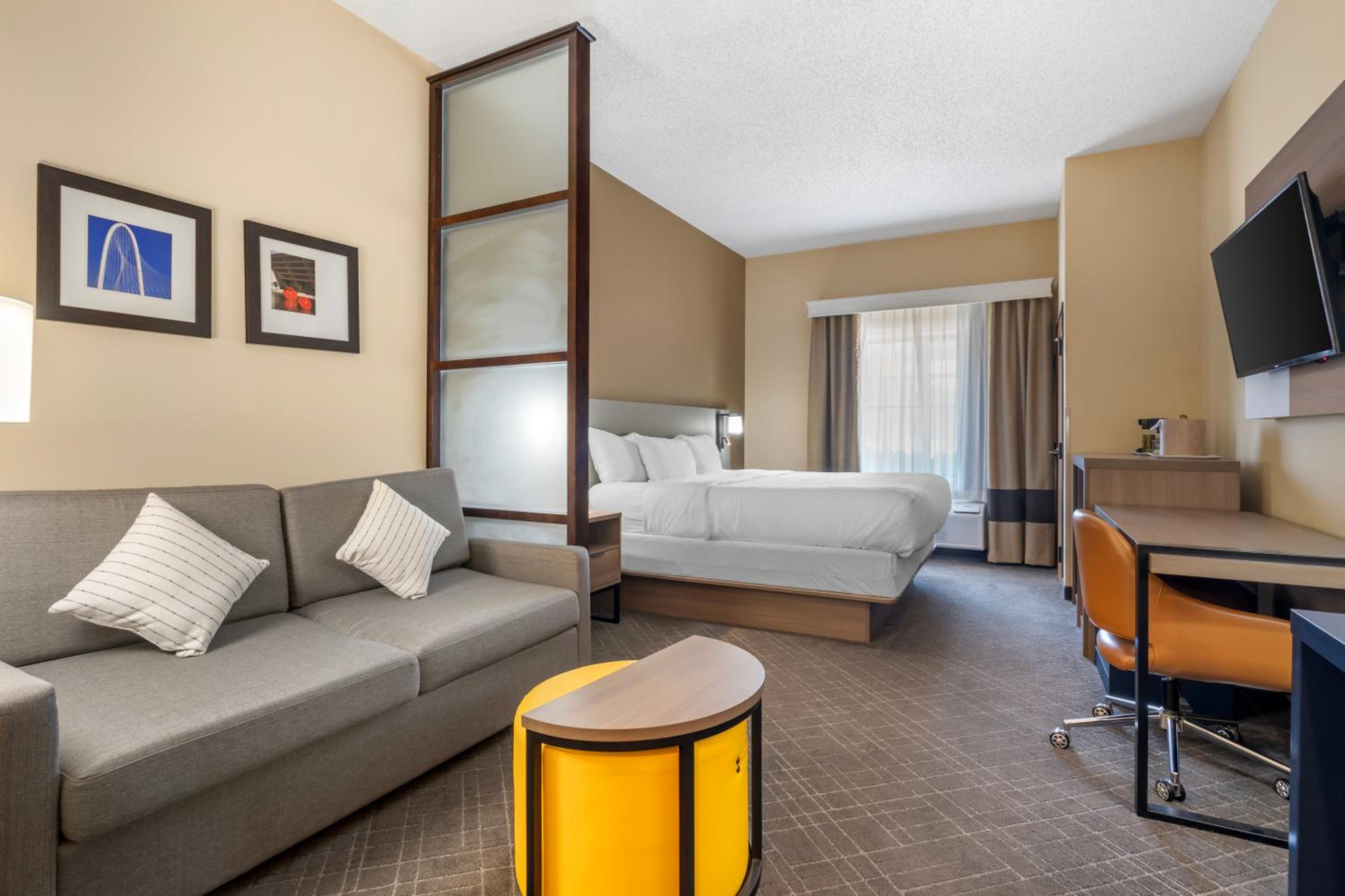 King Suite - Non-Smoking photo 1