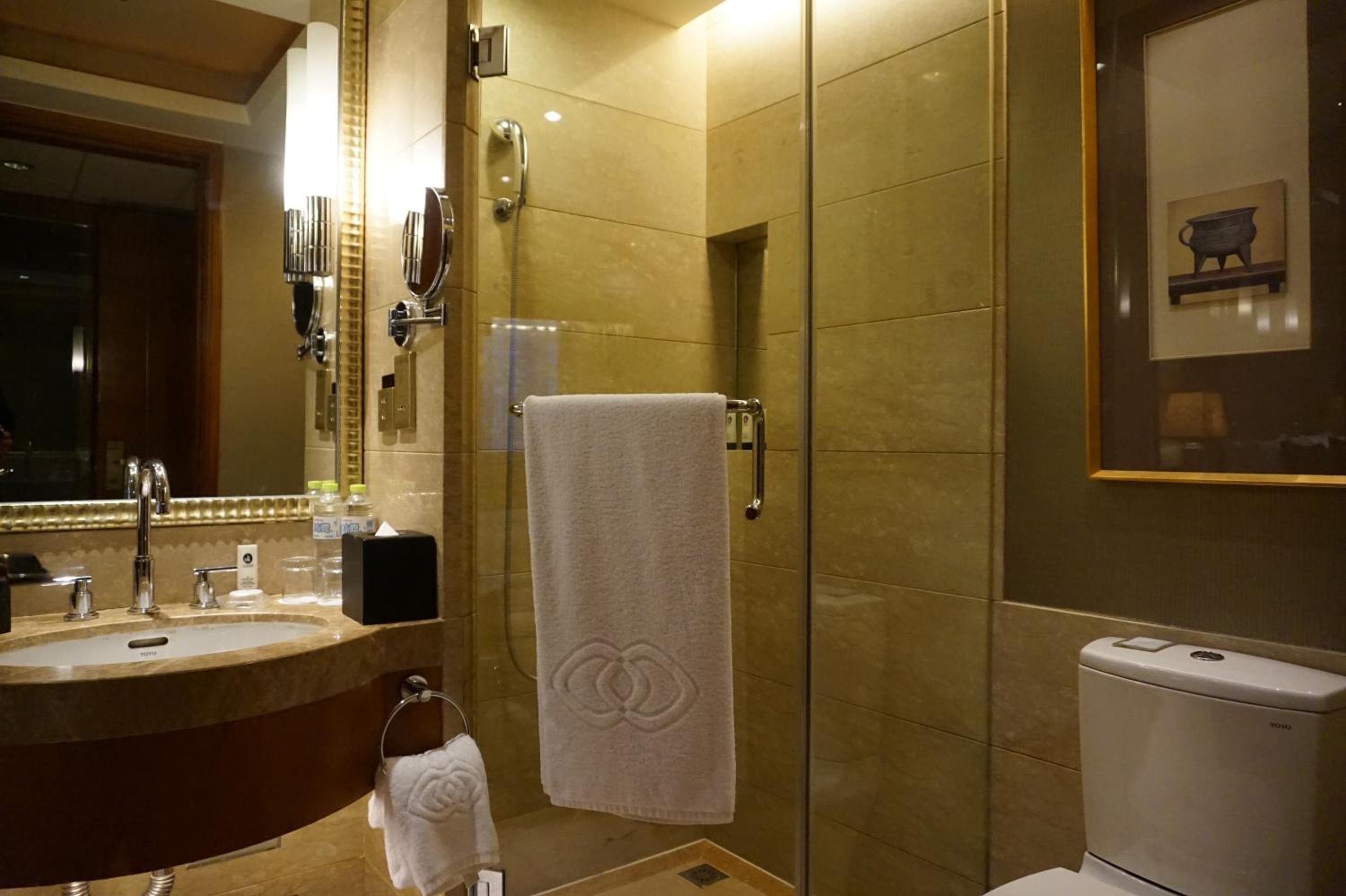 Luxury Room with King Bed - Photo 3