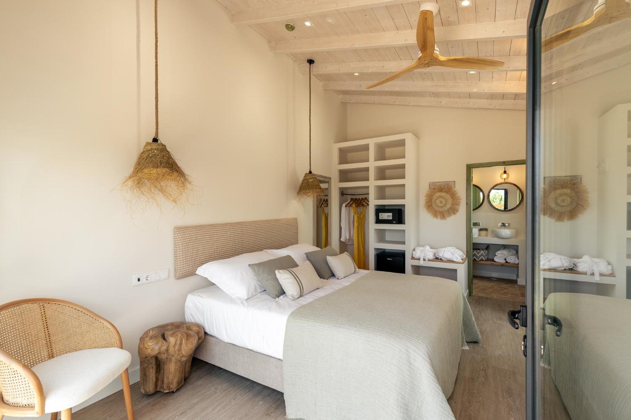 Superior Double or Twin Room with Pool View photo 2