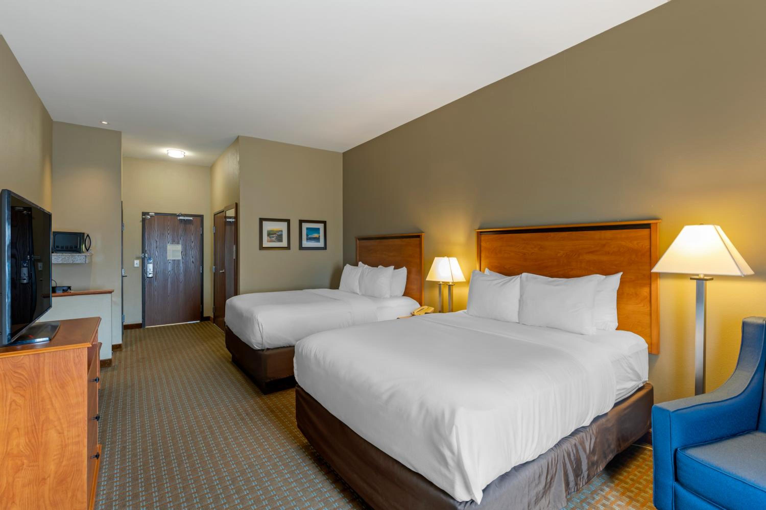 Queen Room with Two Queen Beds - Non-Smoking - Photo 1