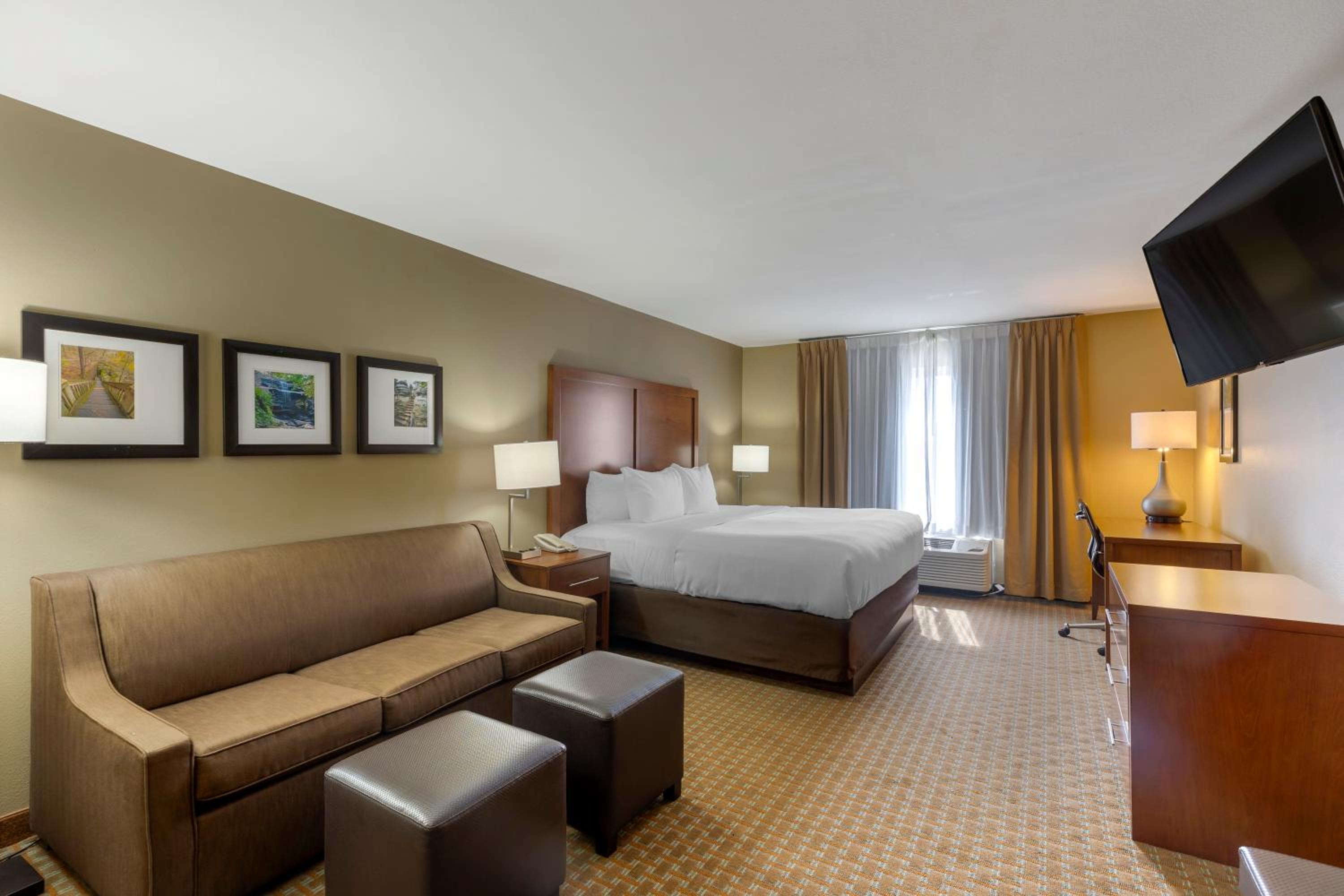 King Suite - Non-Smoking - Photo 3