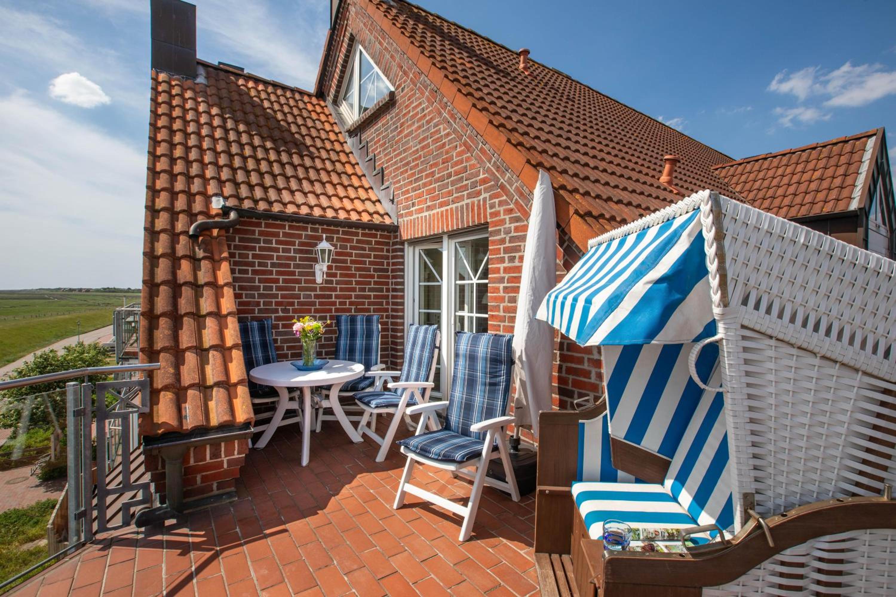 Apartment with Balcony photo 2