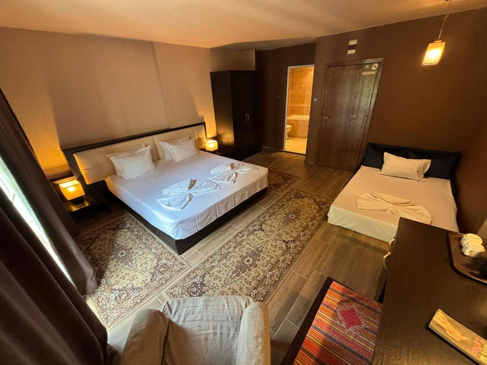 Double or Twin Room with Extra Bed - Photo 4