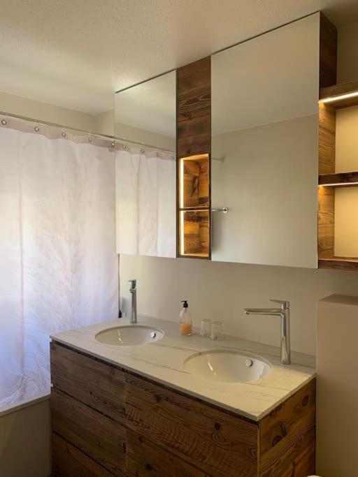 Three-Bedroom Apartment with Mountain View photo 2