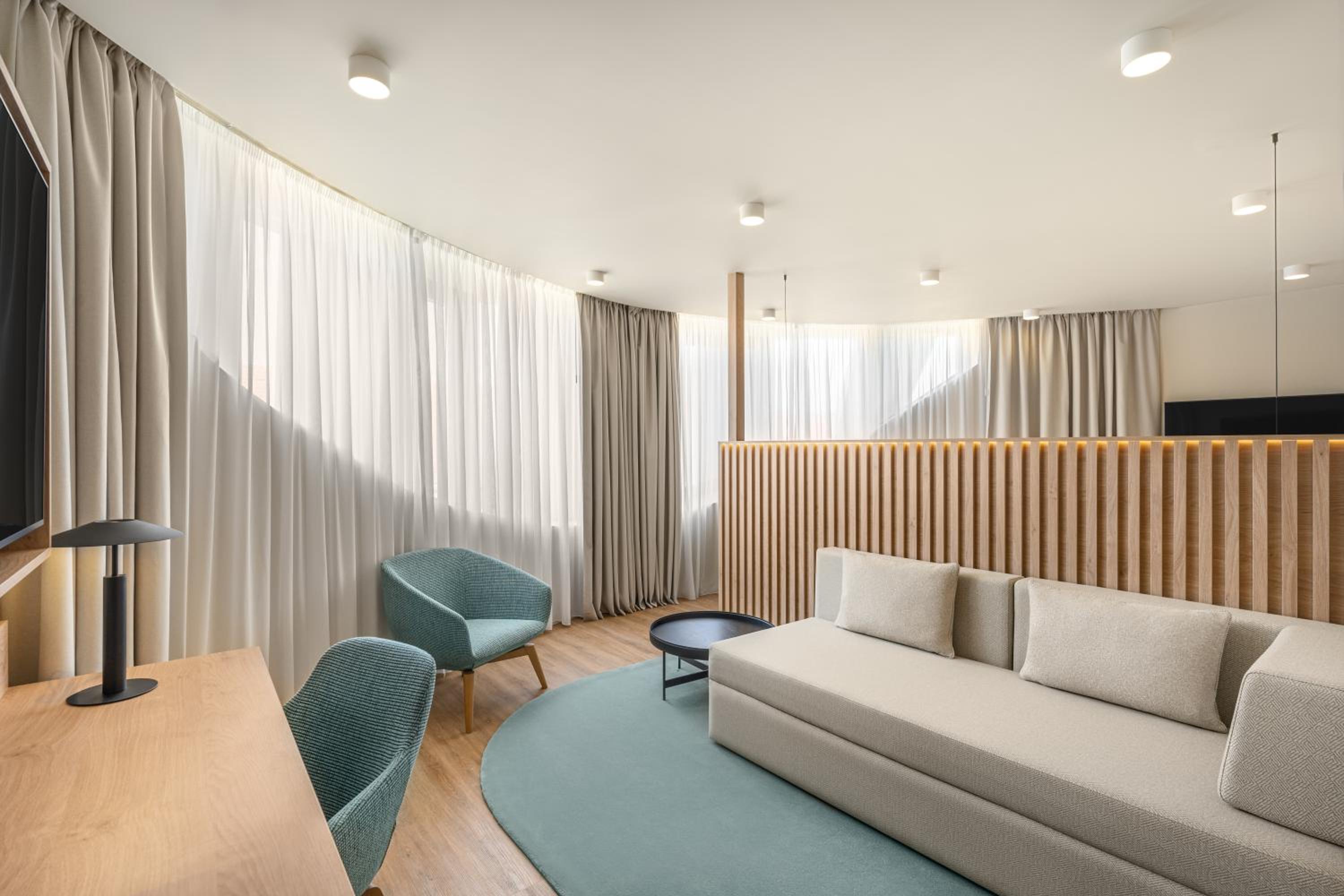 King Room - Mobility Accessible  - Photo 3
