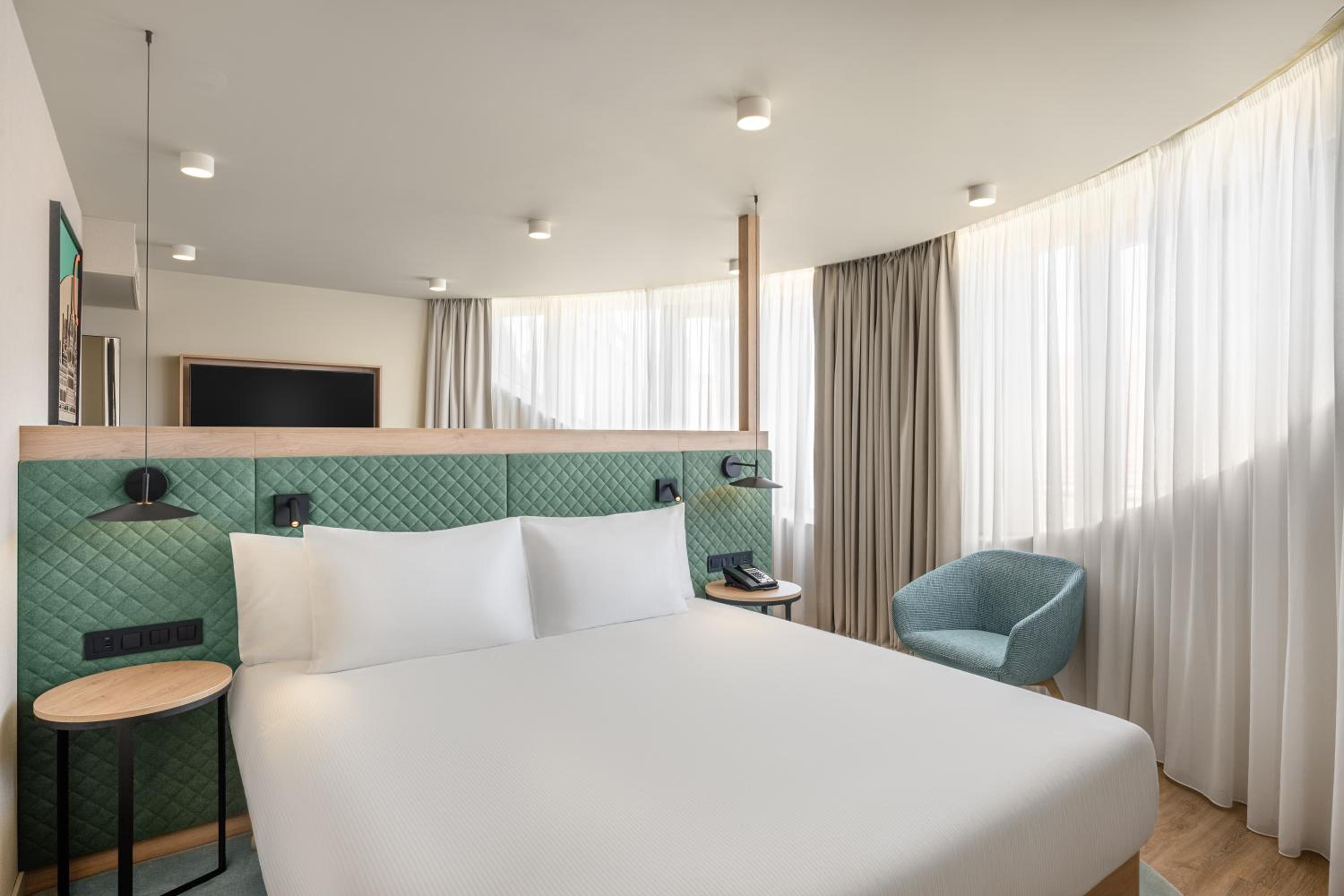King Room - Mobility Accessible  - Photo 5