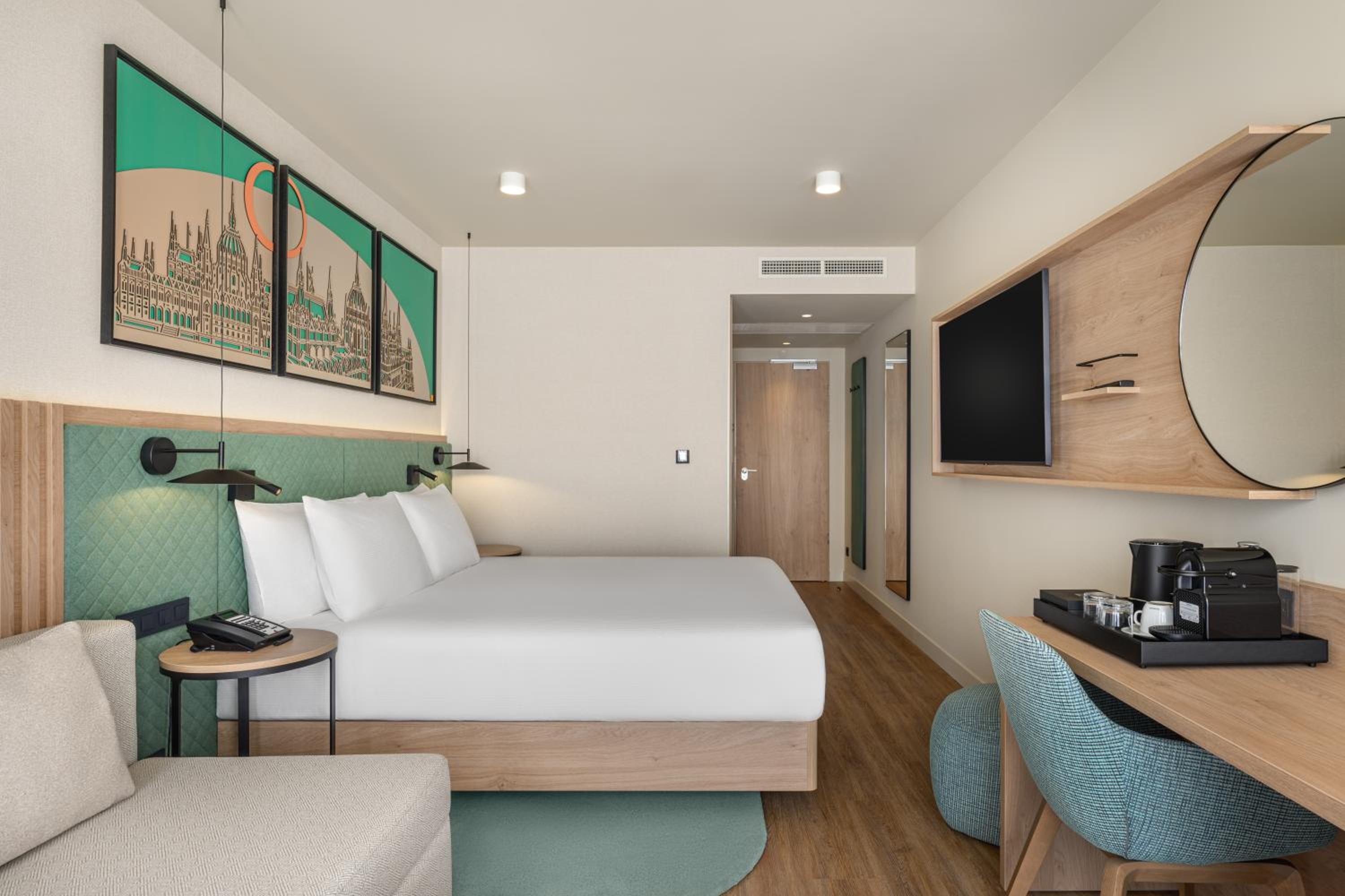 King Room with Balcony - Photo 4