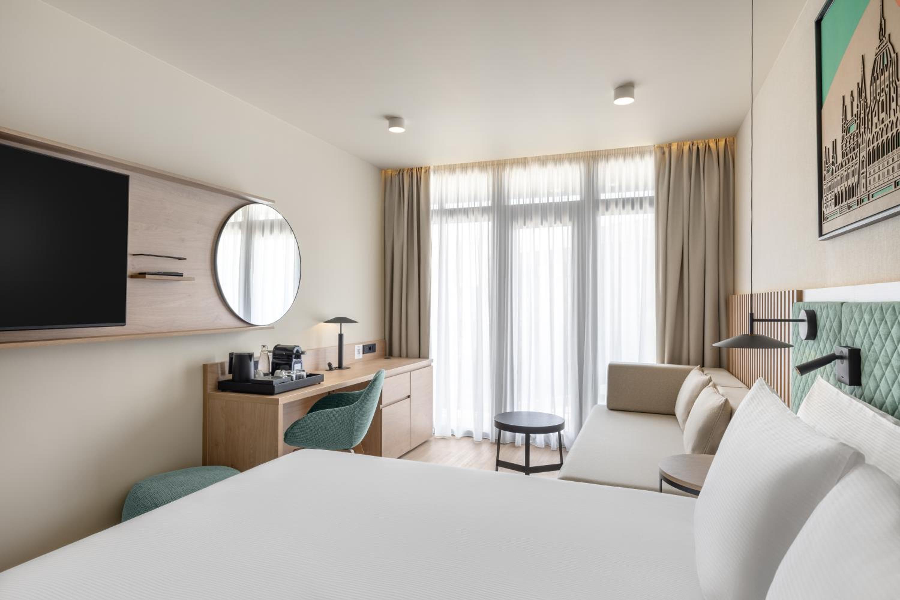 King Room with Balcony - Photo 5