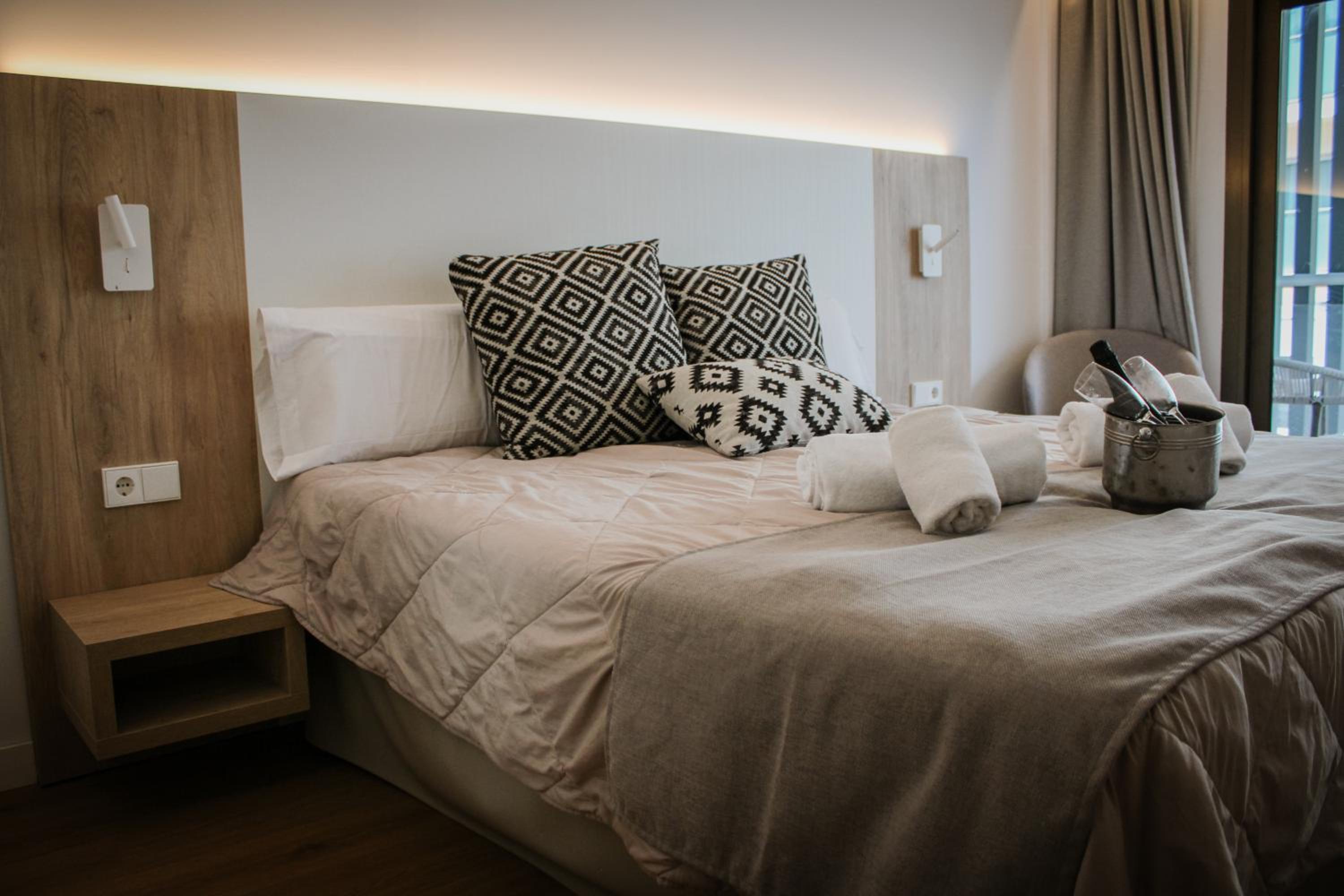 Double or Twin Room with Balcony thumbnail 5
