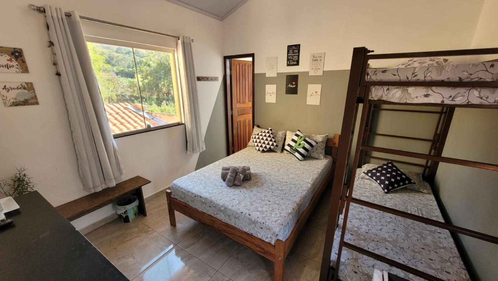 Quadruple Room with Private Bathroom - Photo 8