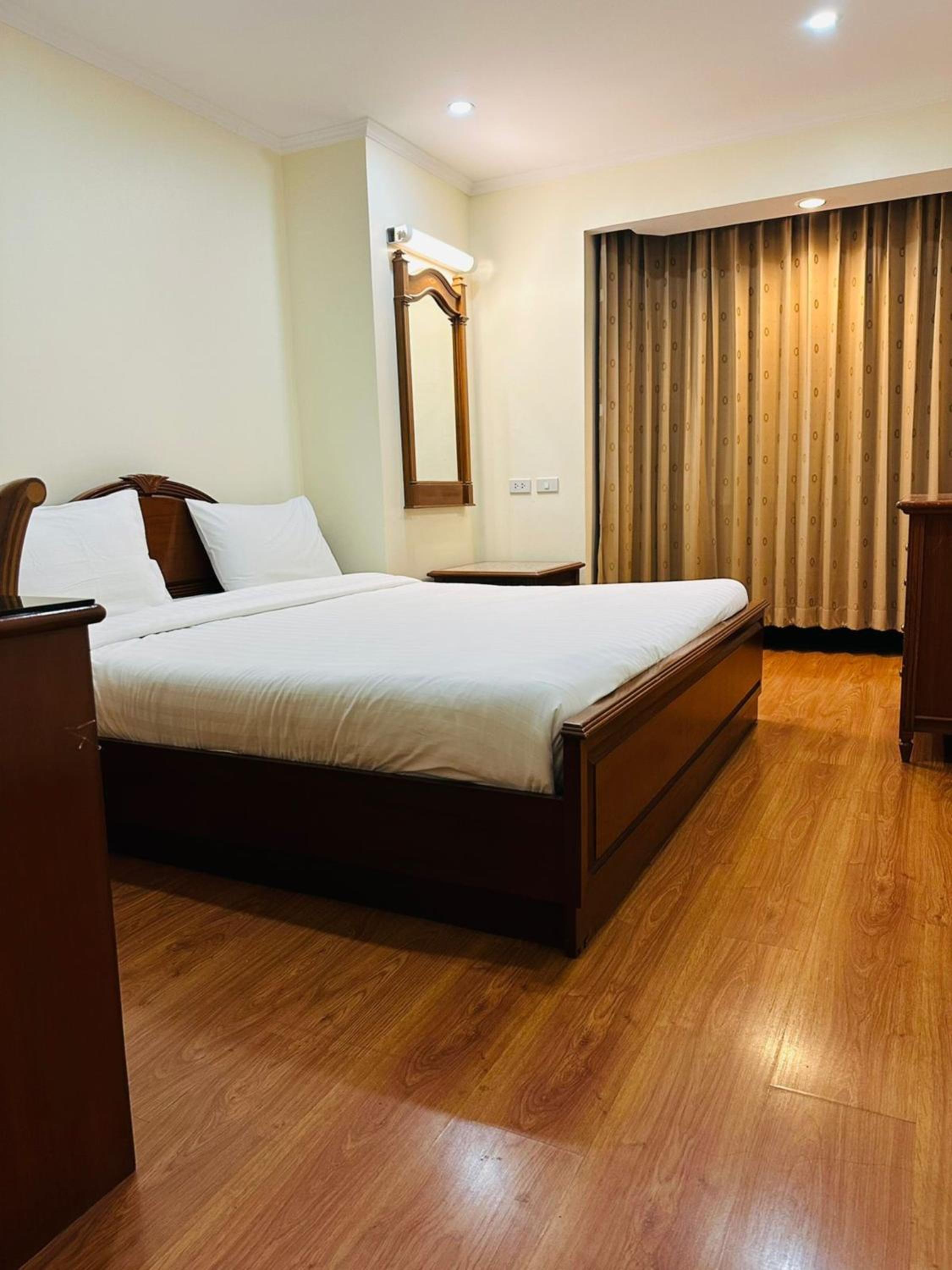 Deluxe King Suite photo 3