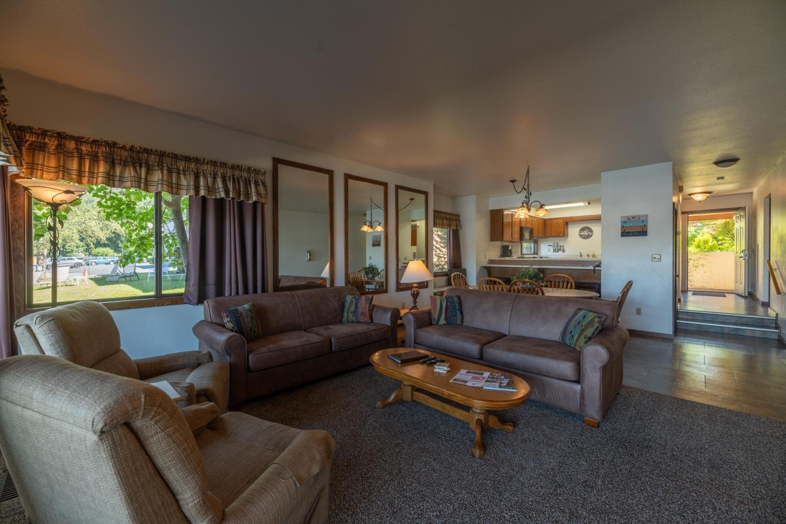 Two-Bedroom Apartment with Lake View photo 3