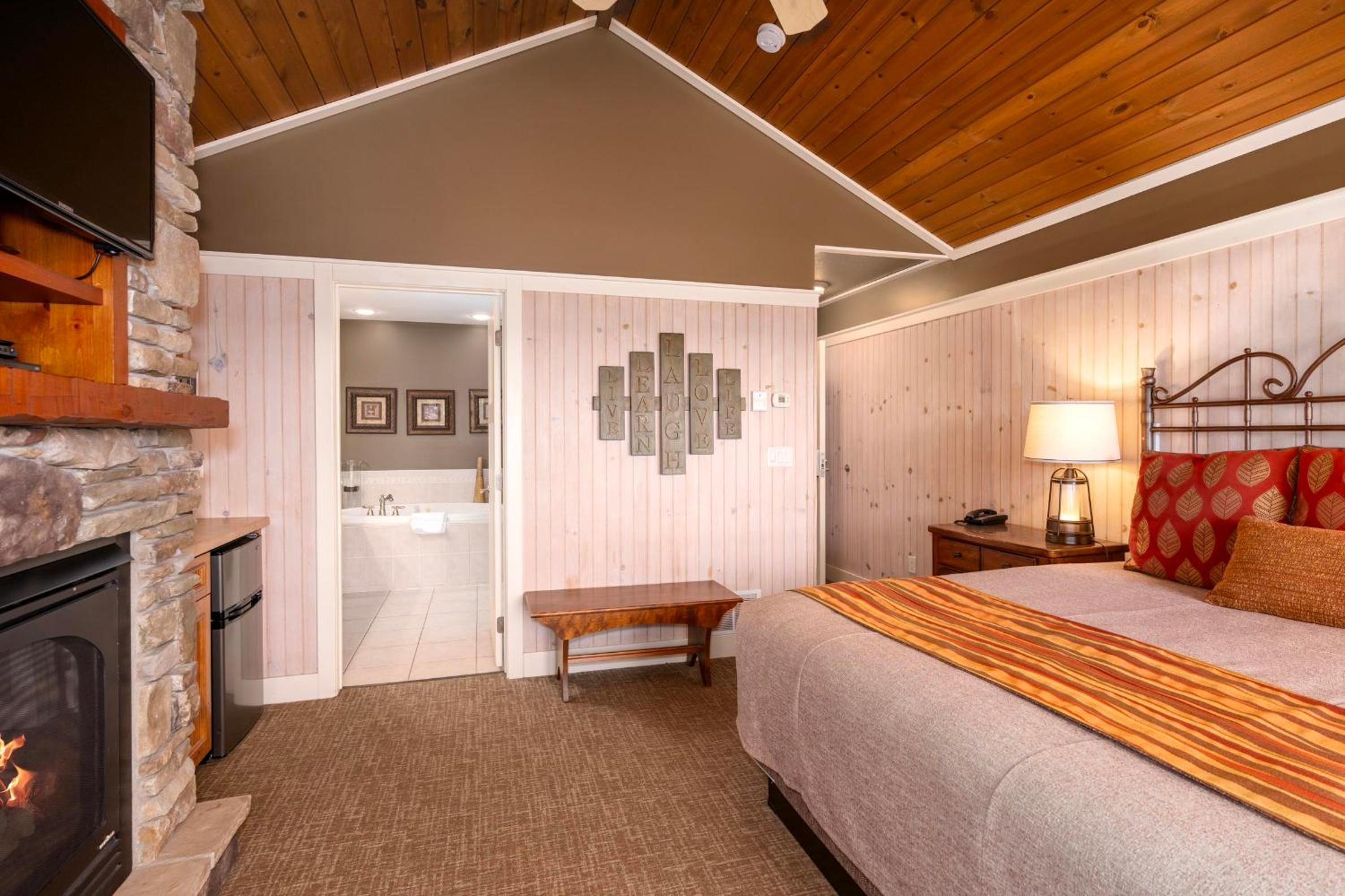 King Suite with Balcony photo 3