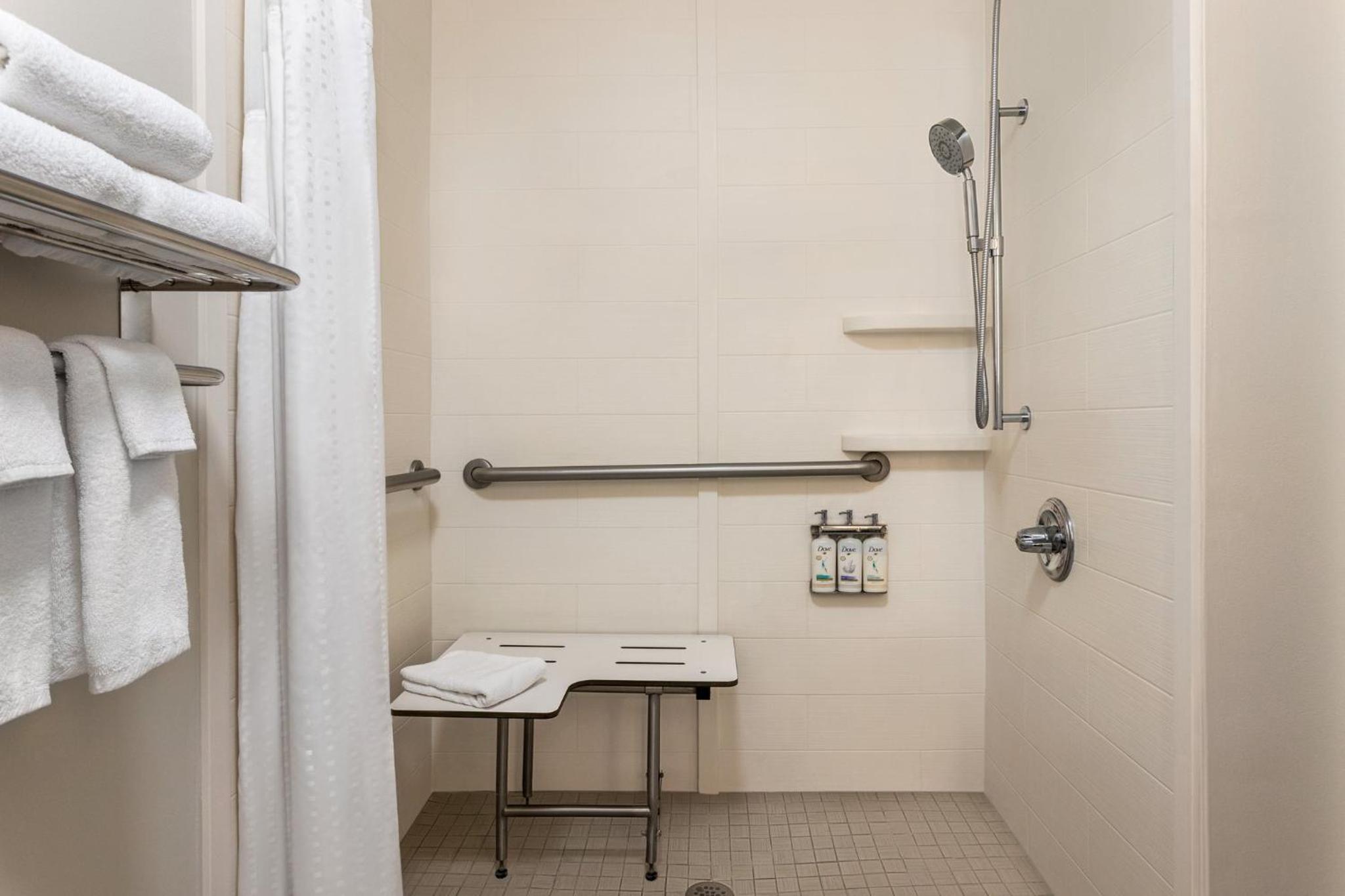 King Room - Mobility Access/Roll in Shower - Non-Smoking - Photo 5