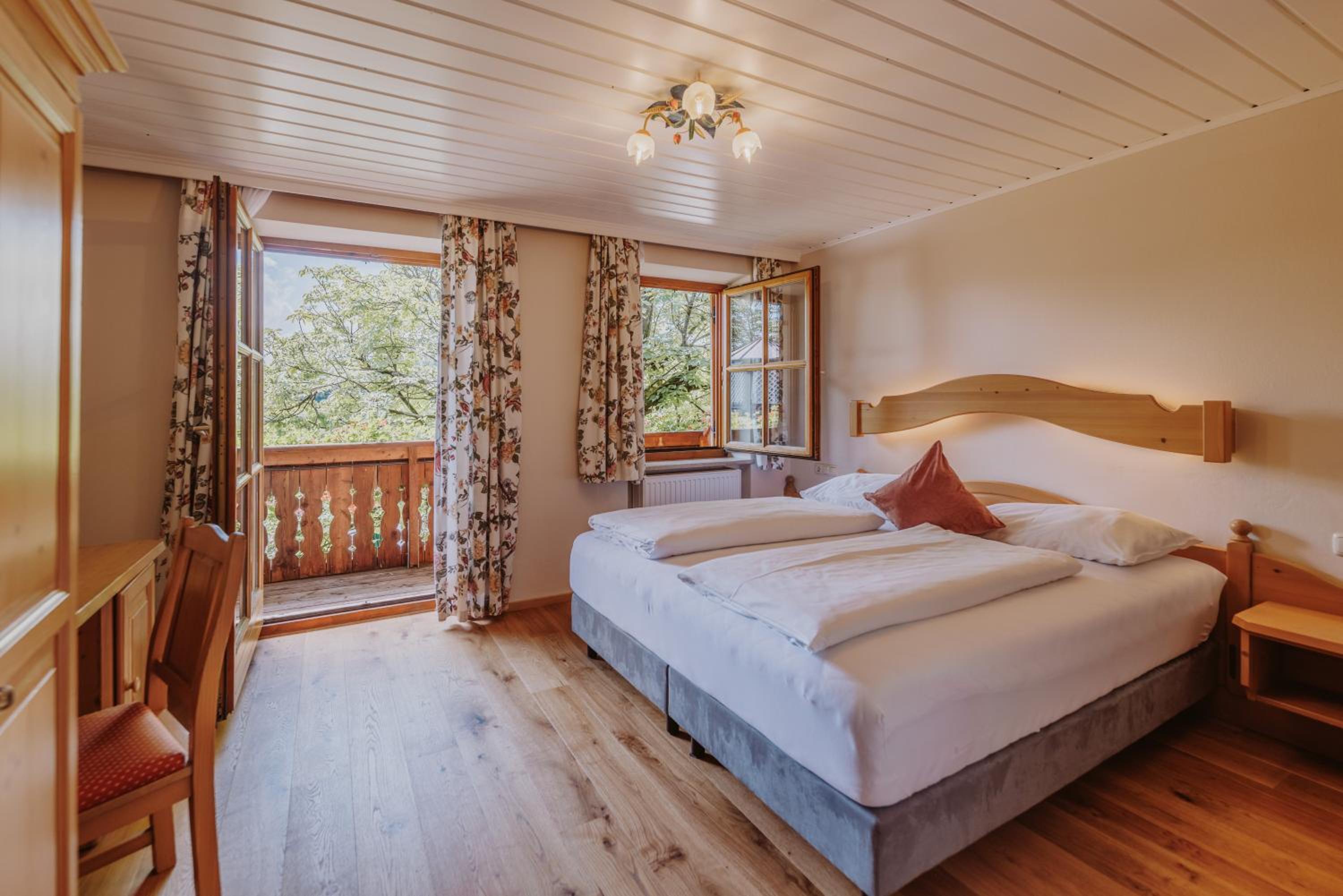 Budget Double Room with Balcony and Streetview - Photo 3