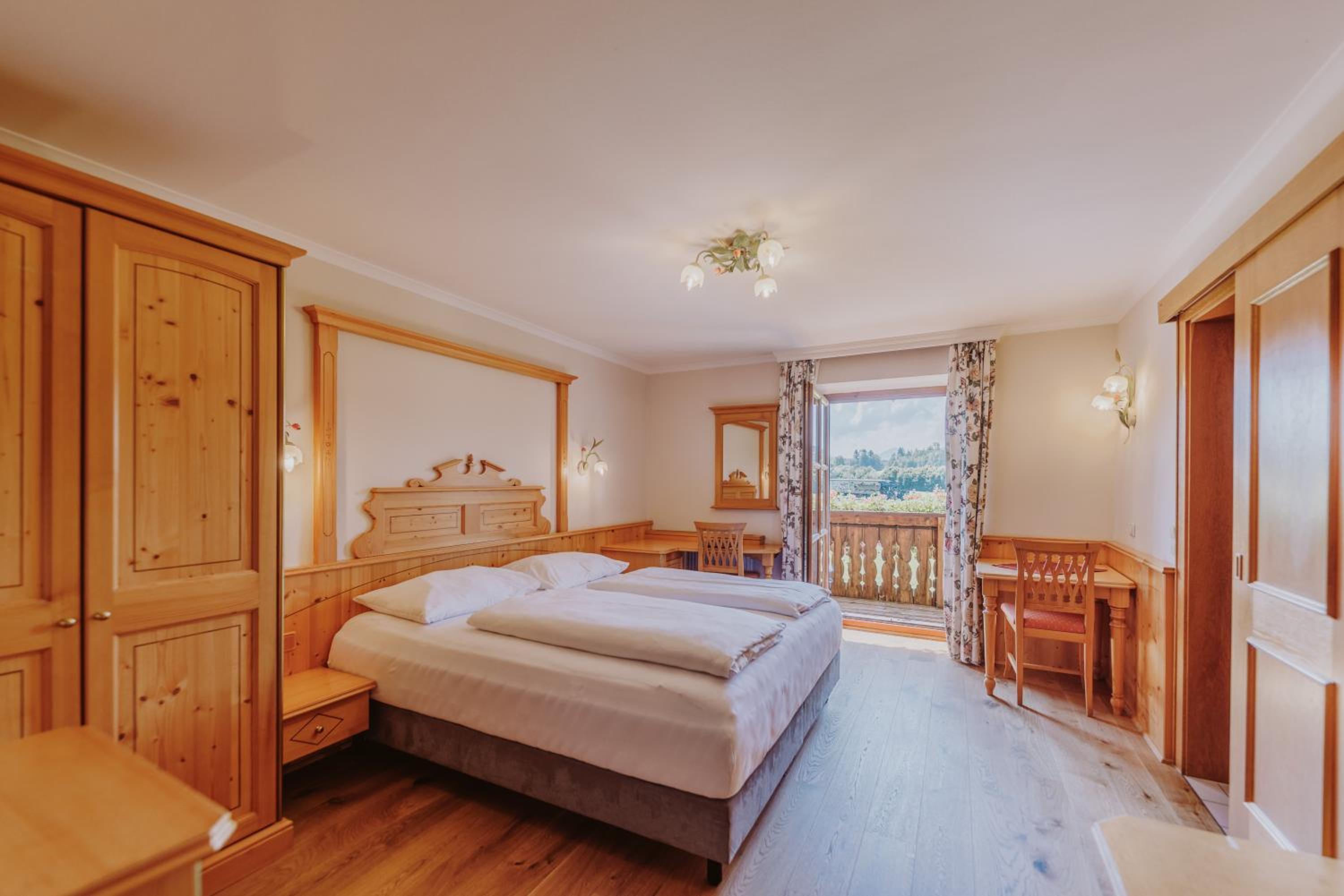 Budget Double Room with Balcony and Streetview - Photo 1