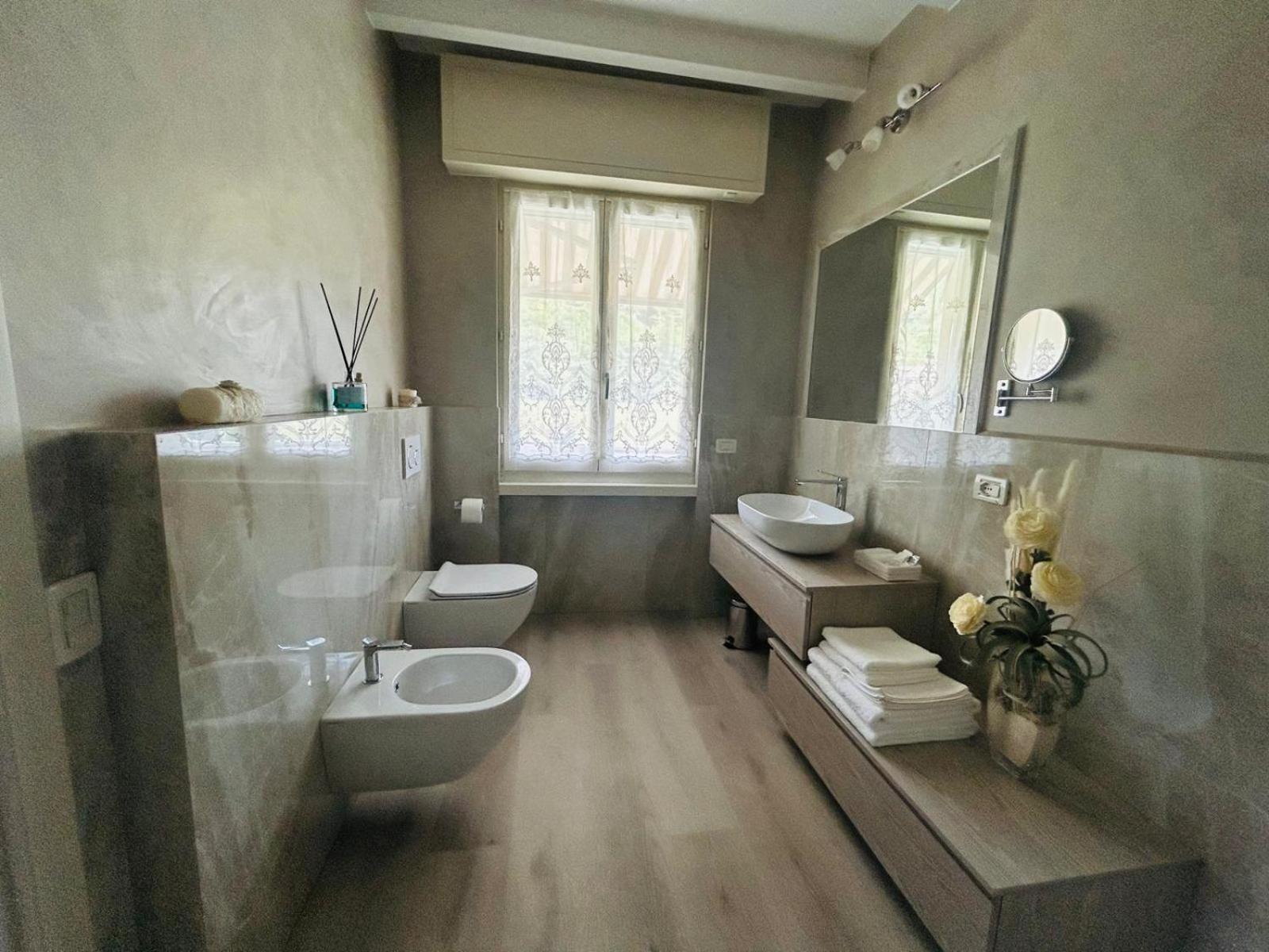 Deluxe Double Room with Balcony photo 3