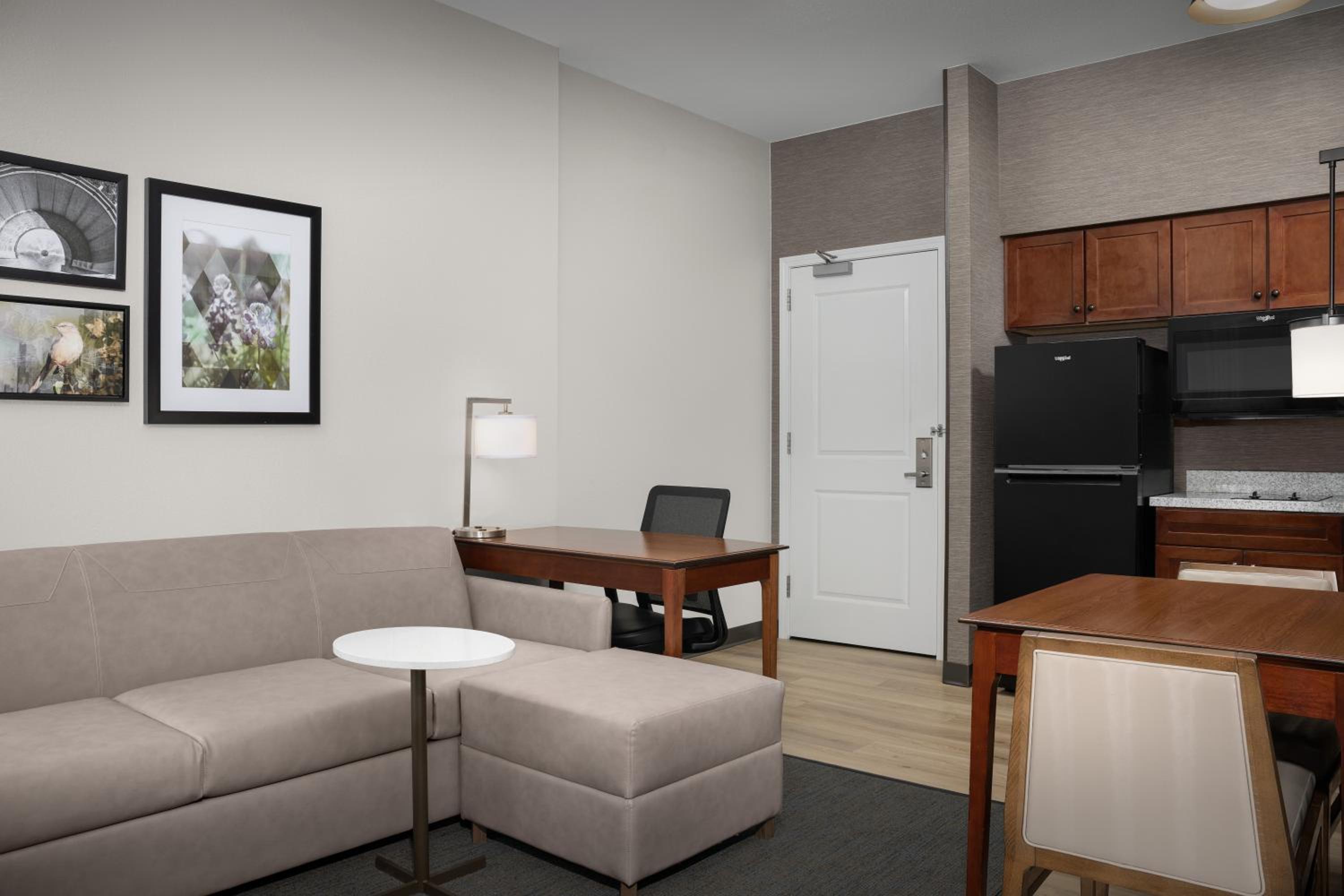 Queen Studio with Sofa Bed - Photo 4