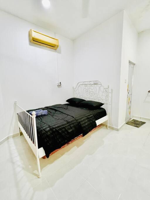 Three-Bedroom House photo 3